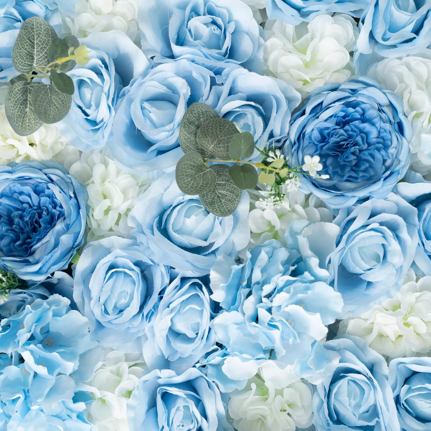 ValarFlowers Azure Adoration: Um balé encantador de flores mistas azuis e brancas e flores verdes e ondas sussurrantes Floral Wall- VF-067