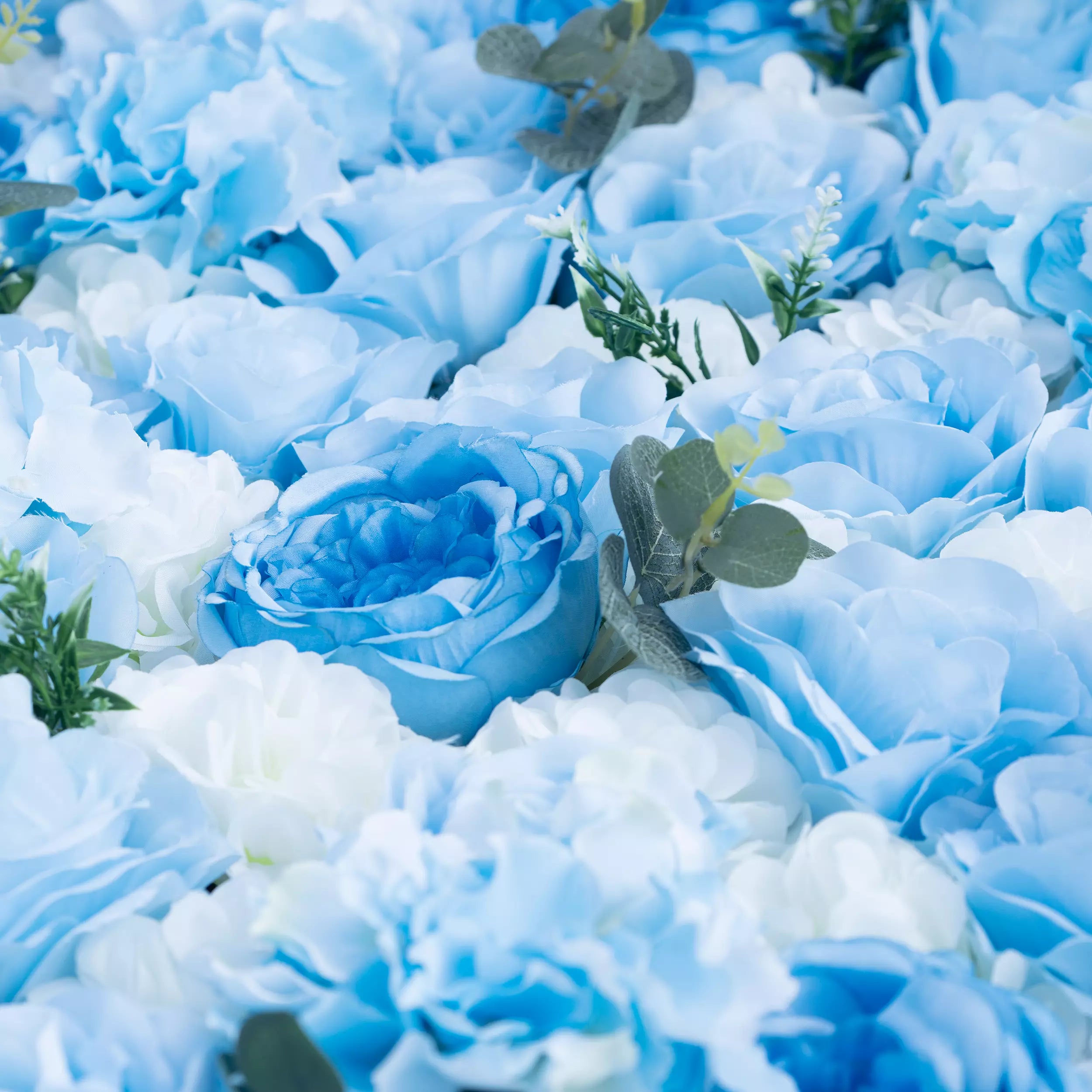 Valar Flowers Azure Anbetung: Ein bezauberndes Ballett aus gemischten blauen und weißen grünen Blüten blüten und flüsternden Wellen mit Blumen wand VF-067