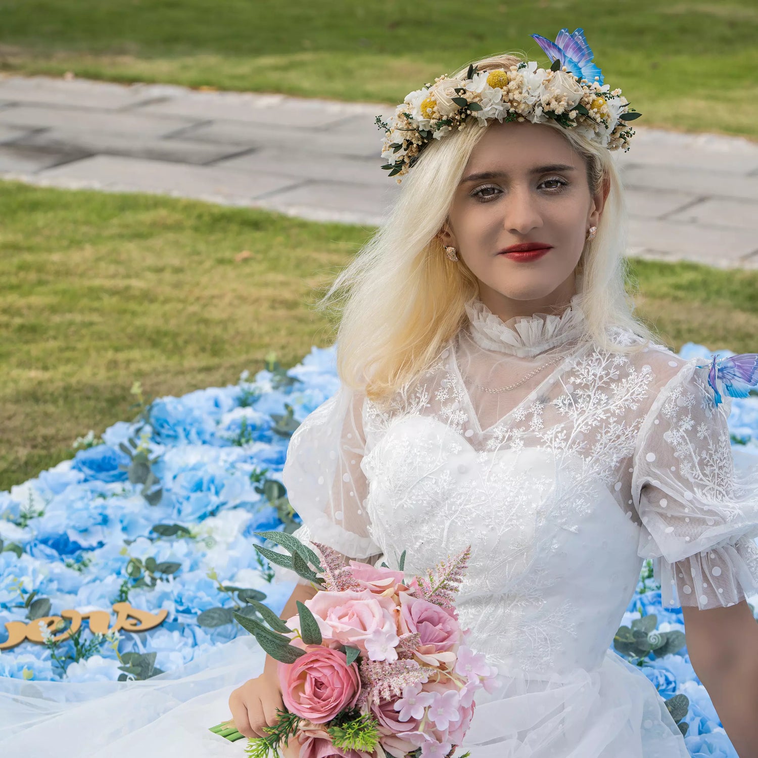 Valar Flowers Azure Anbetung: Ein bezauberndes Ballett aus gemischten blauen und weißen grünen Blüten blüten und flüsternden Wellen mit Blumen wand VF-067