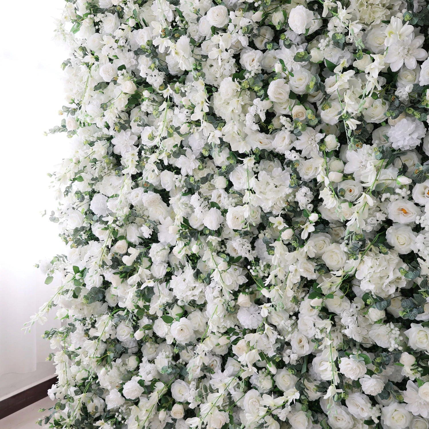 Valar Flowers Pared Floral Blanco Etérea con Acentos Verdes Suaves: Perfecta para Eventos y Celebraciones Elegantes-VF-201