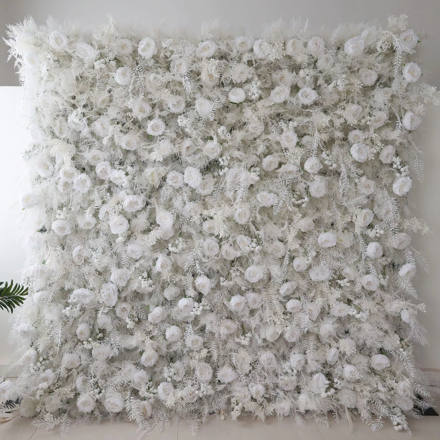 Valar Flowers Snowy White Floral Wall with Frosty Fern Accents: Capturando a Essência do Inverno para Eventos de LuxoVF-202