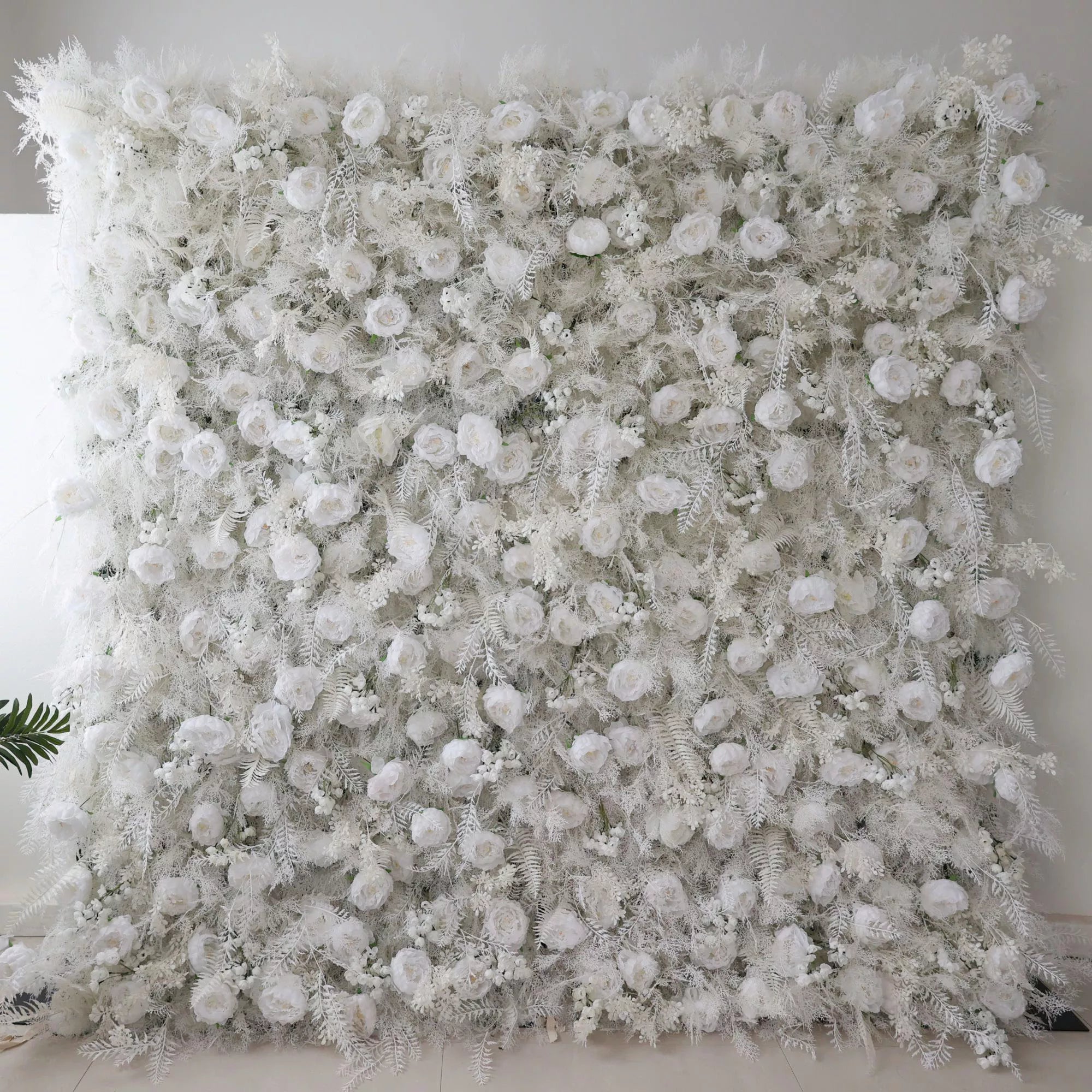 Mur floral blanc enneigé avec accents de fougère givrée: capturer l&