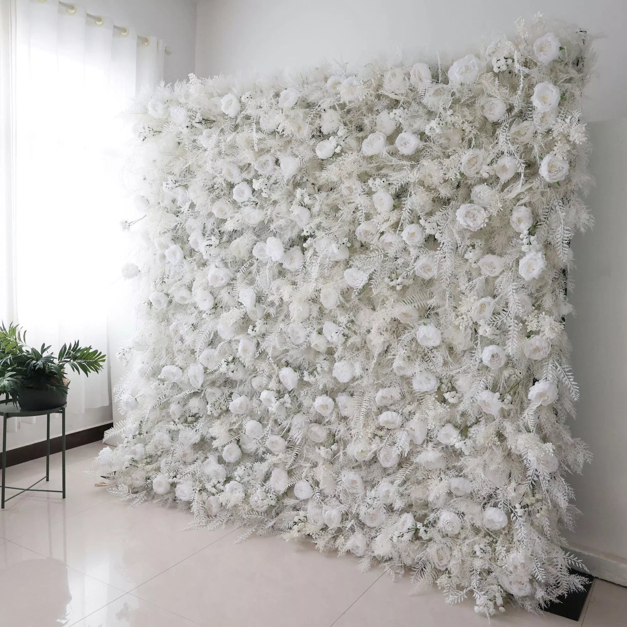 Valar Flowers Snowy White Floral Wall with Frosty Fern Accents: Capturando a Essência do Inverno para Eventos de LuxoVF-202