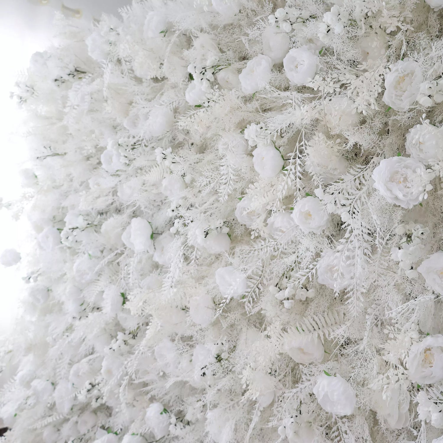 Valar Flowers Schneeweiße Blumenwand mit frostigen Farnakzenten: Die Essenz des Winters für luxuriöse Veranstaltungen einfangenVF-202