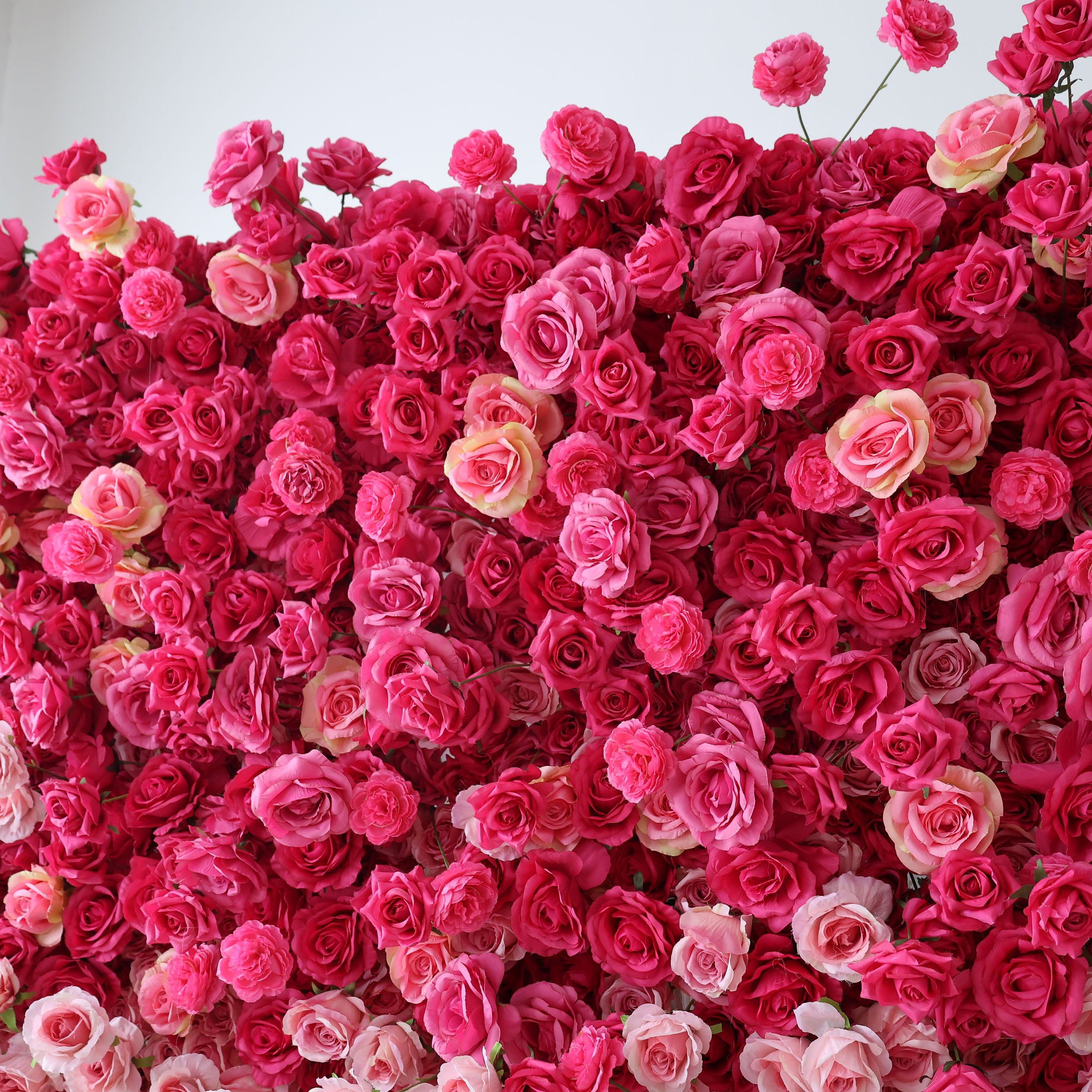 This artificial flower wall is a stunning decor piece. It features a lush arrangement of vibrant pink roses, creating a romantic and eye - catching display. The flowers are densely packed, giving it a full and luxurious appearance. Ideal for events like weddings or parties.