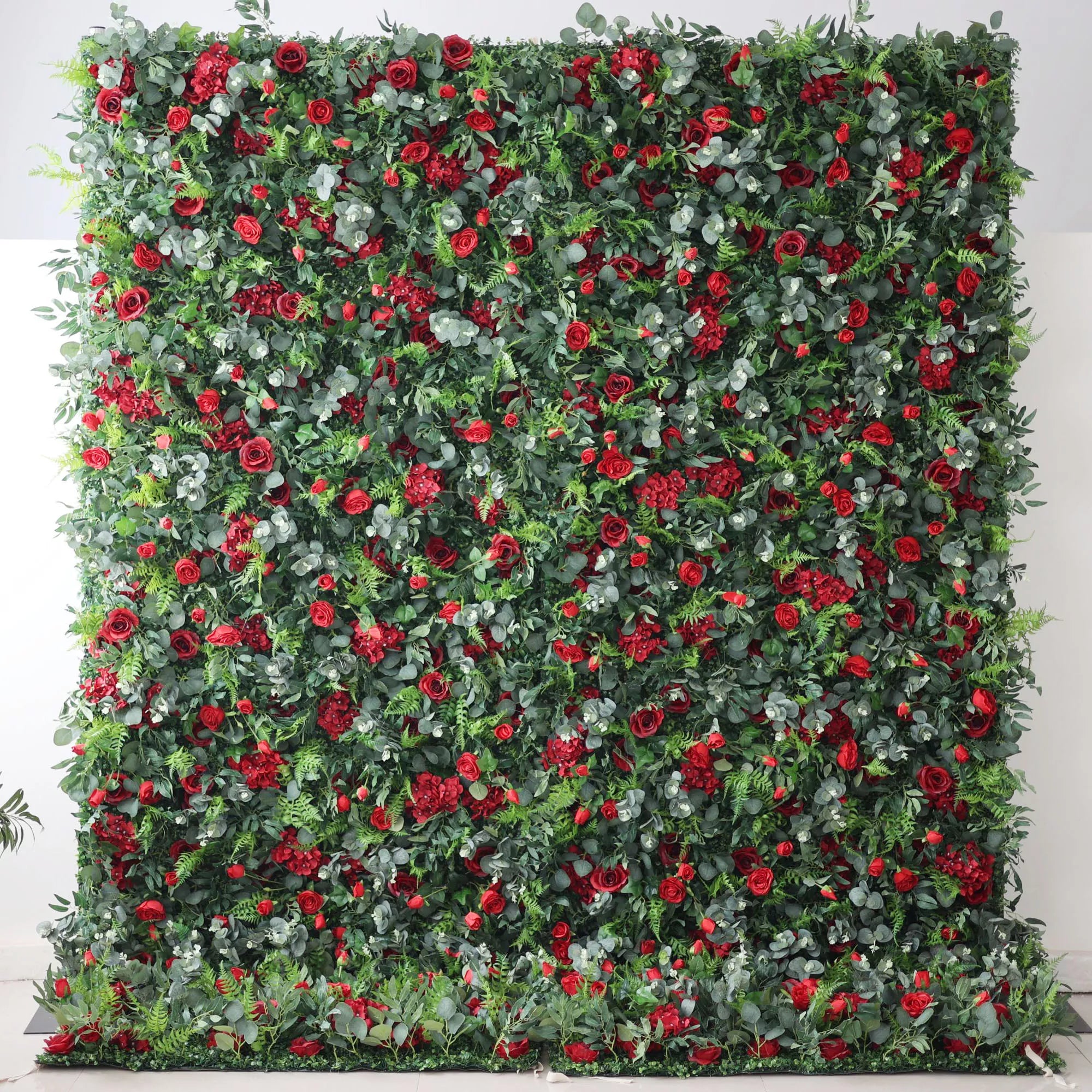 Verdure vibrante et cascade de roses rouges : un mur botanique luxuriant célébrant la passion, l’amour et le feuillage frais - parfait pour les expériences événementielles élevées-VF-205