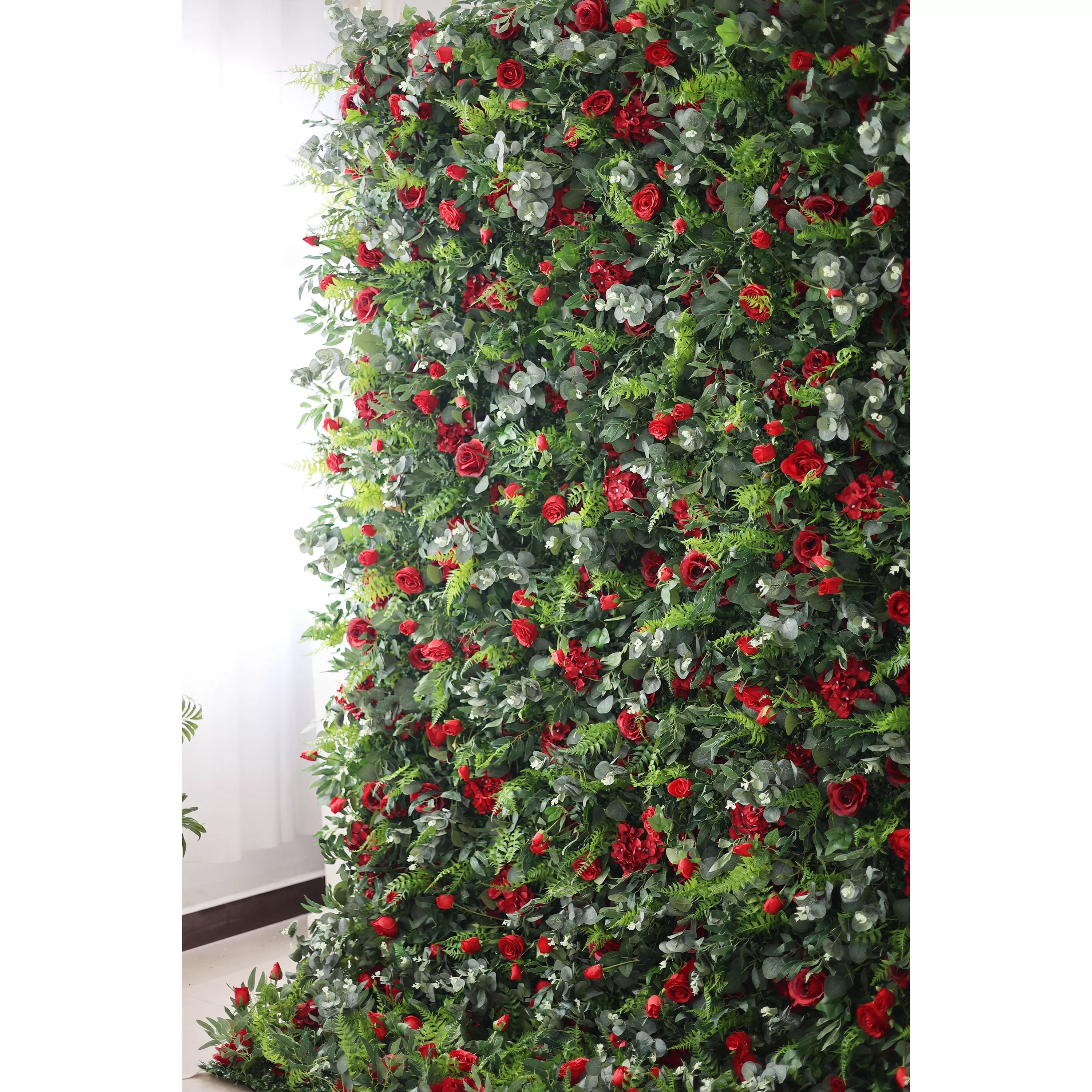 Verdure vibrante et cascade de roses rouges : un mur botanique luxuriant célébrant la passion, l’amour et le feuillage frais - parfait pour les expériences événementielles élevées-VF-205