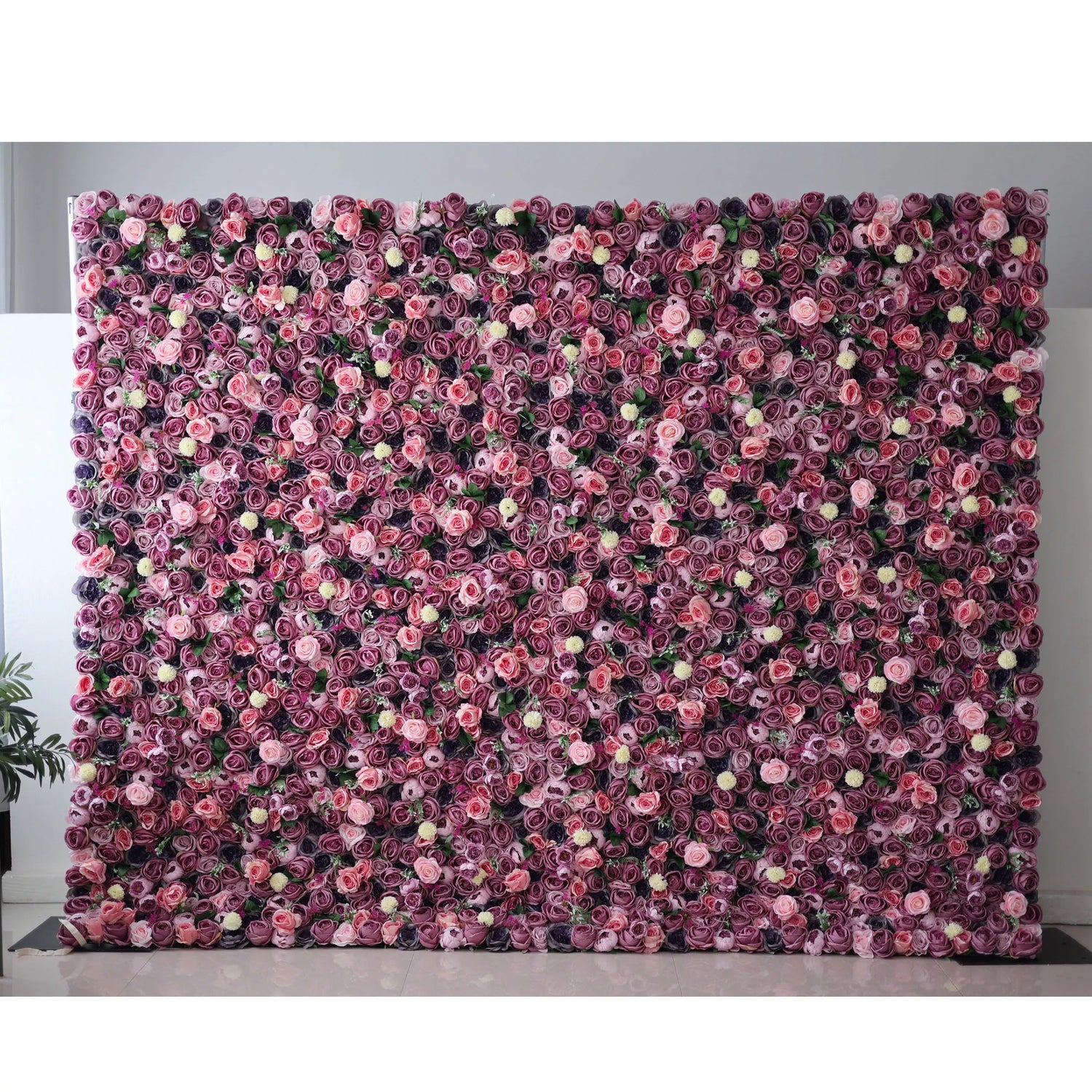 Valar Flowers Radiant Rose Ensemble Wall: Exuberantes flores rosas y majestuosas flores púrpuras: una extravagancia floral que marca la pauta para celebraciones lujosas-VF-204