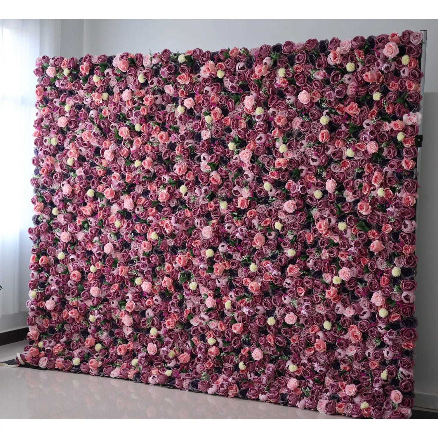 Valar fleurs rayonnante Rose Ensemble mur : Luxuriant rose et majestueuses fleurs violettes - une extravagance florale donnant le ton pour des célébrations somptueuses-VF-204