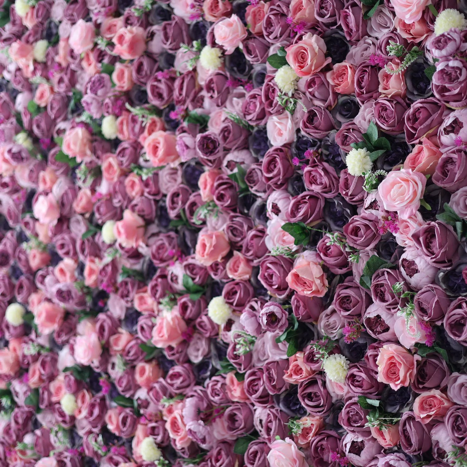 Valar fleurs rayonnante Rose Ensemble mur : Luxuriant rose et majestueuses fleurs violettes - une extravagance florale donnant le ton pour des célébrations somptueuses-VF-204