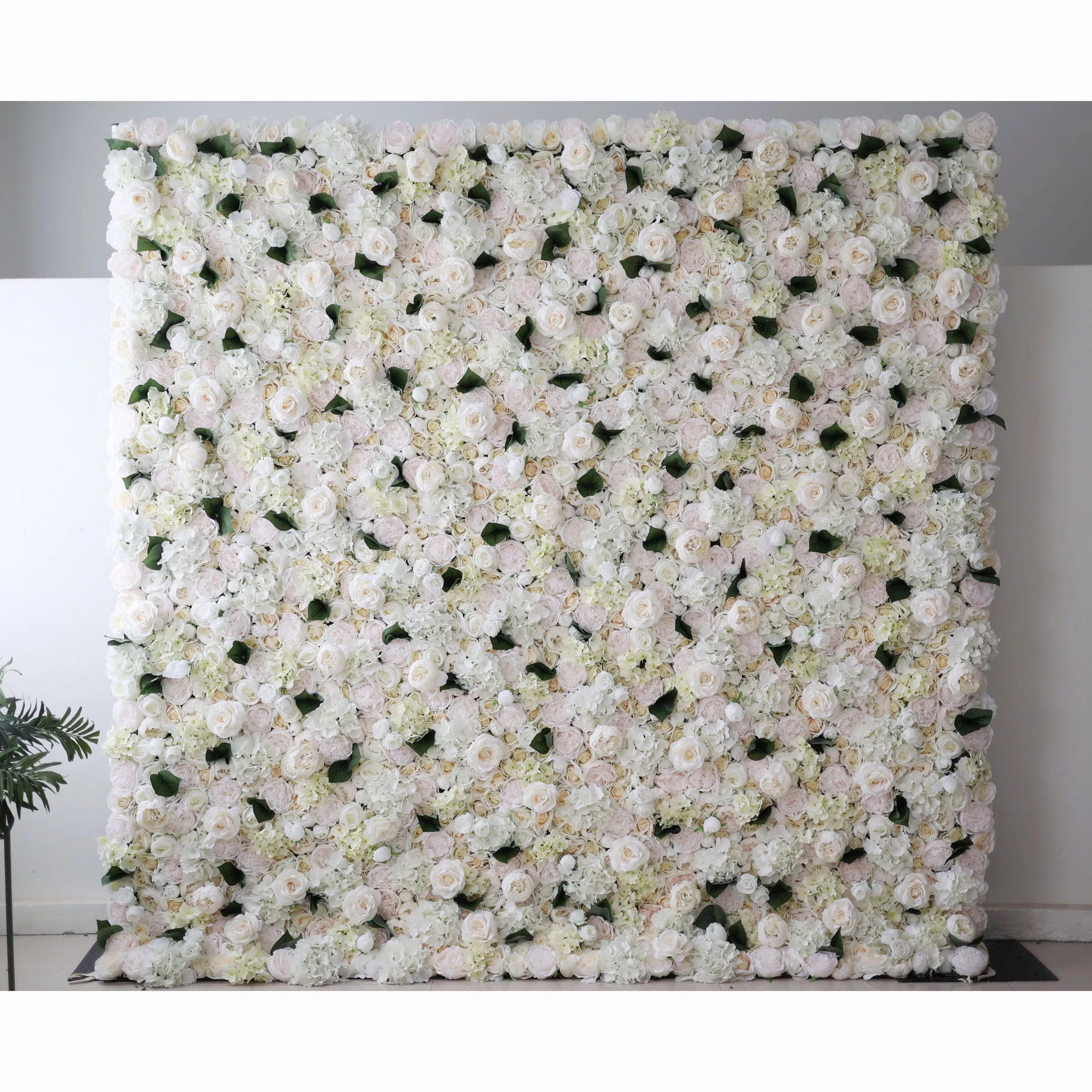 Valar fleurs vitrines : Ivoire élégance – une symphonie majestueuse de roses dans un mur de fleurs en tissu artificiel-VF-212