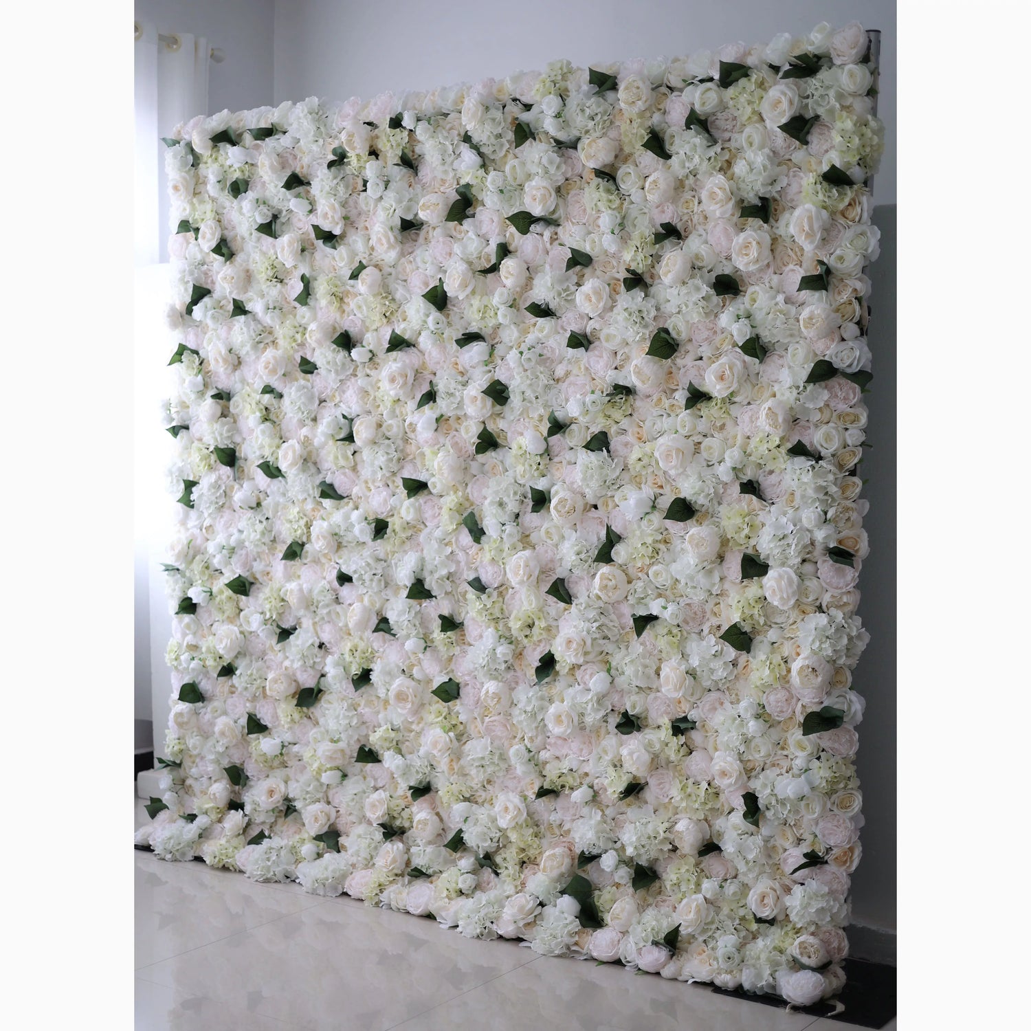 Valar fleurs vitrines : Ivoire élégance – une symphonie majestueuse de roses dans un mur de fleurs en tissu artificiel-VF-212