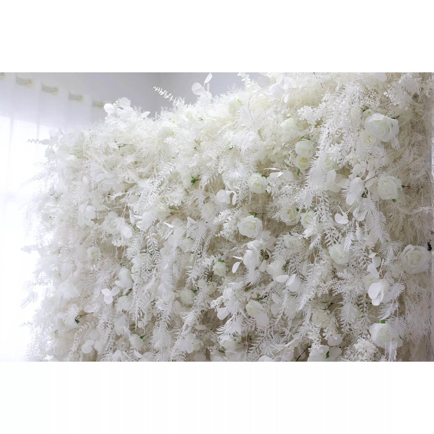 Mur floral blanc éthéré avec des accents de fougère à plumes: une oasis de sérénité pour Events-VF-202-2 premium