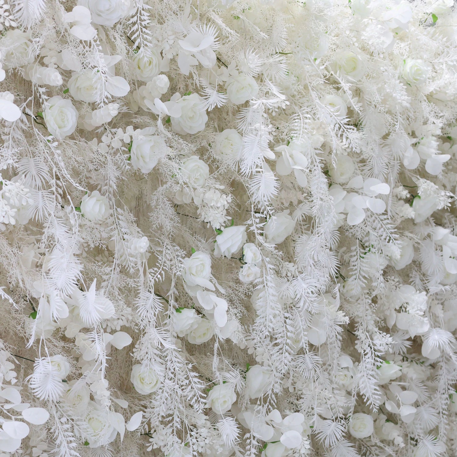 Mur floral blanc éthéré avec des accents de fougère à plumes: une oasis de sérénité pour Events-VF-202-2 premium