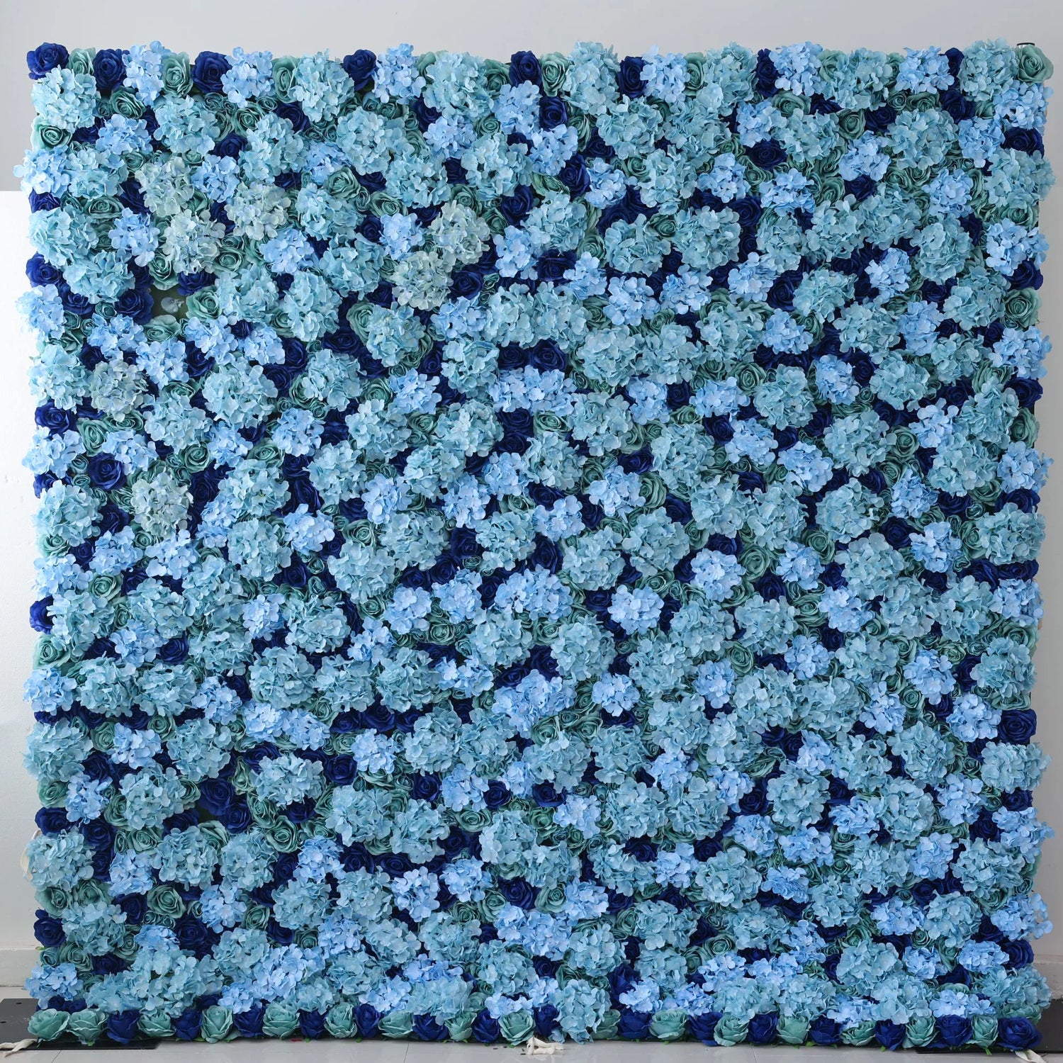 Valar Flowers presenta: Flor Azul, una cautivadora variedad de flores turquesas y azul profundo, la pared perfecta para temas oceánicos, eventos náuticos y espacios interiores tranquilos-VF-223