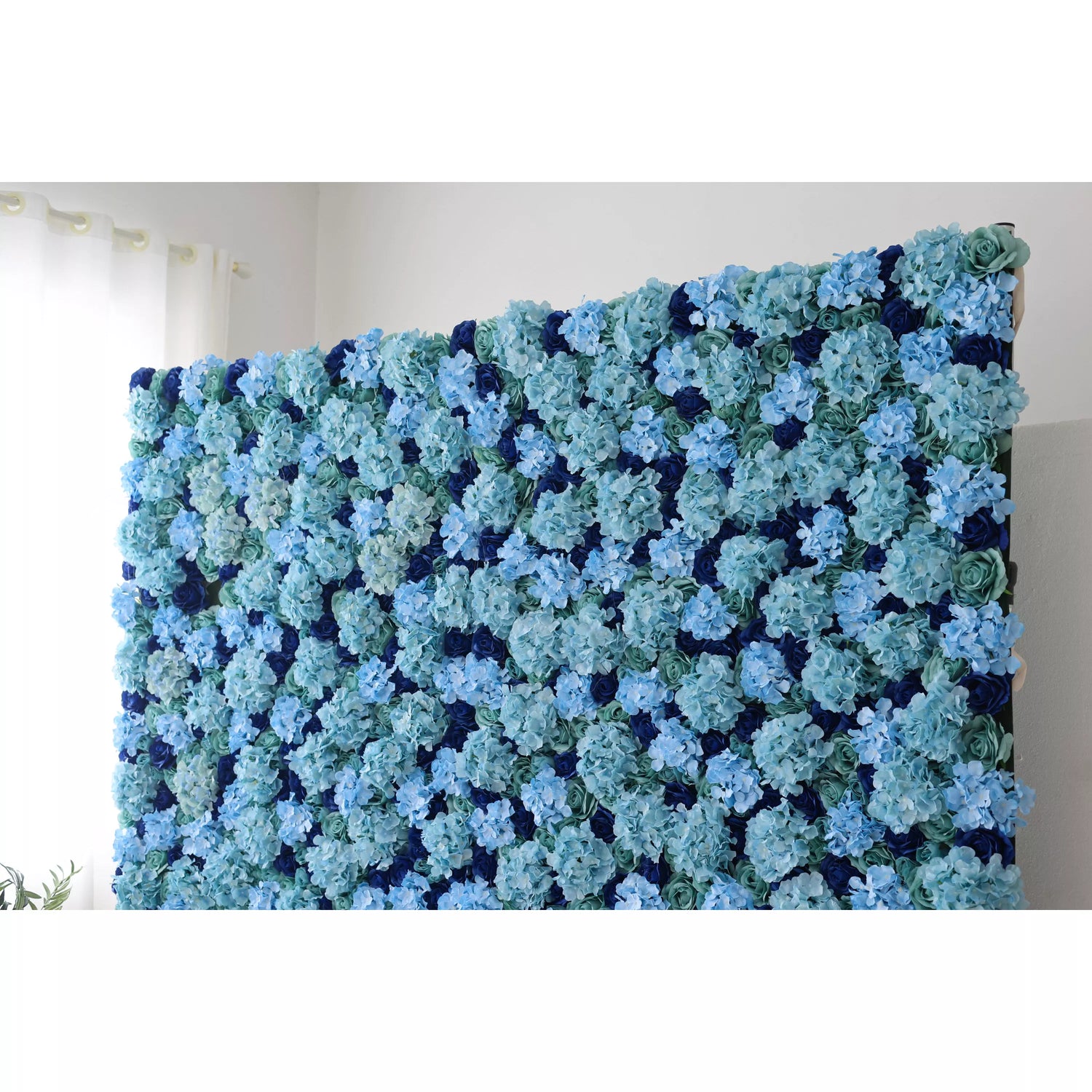 Valar Flowers apresenta: Azure Blossom – uma variedade cativante de florais turquesa e azul profundo – a parede perfeita para temas oceânicos, eventos náuticos e espaços interiores tranquilos-VF-223