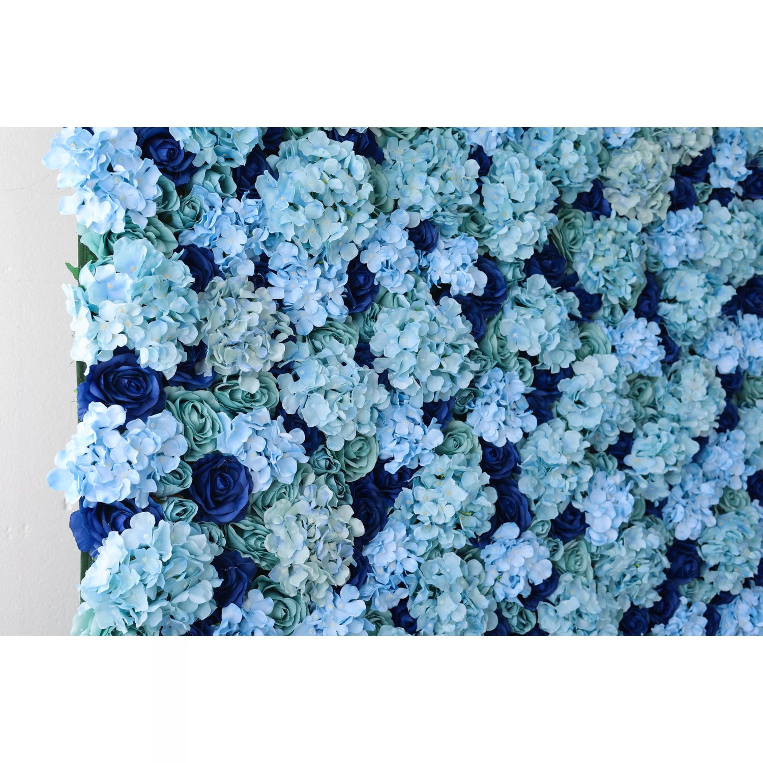 Valar Flowers apresenta: Azure Blossom – uma variedade cativante de florais turquesa e azul profundo – a parede perfeita para temas oceânicos, eventos náuticos e espaços interiores tranquilos-VF-223