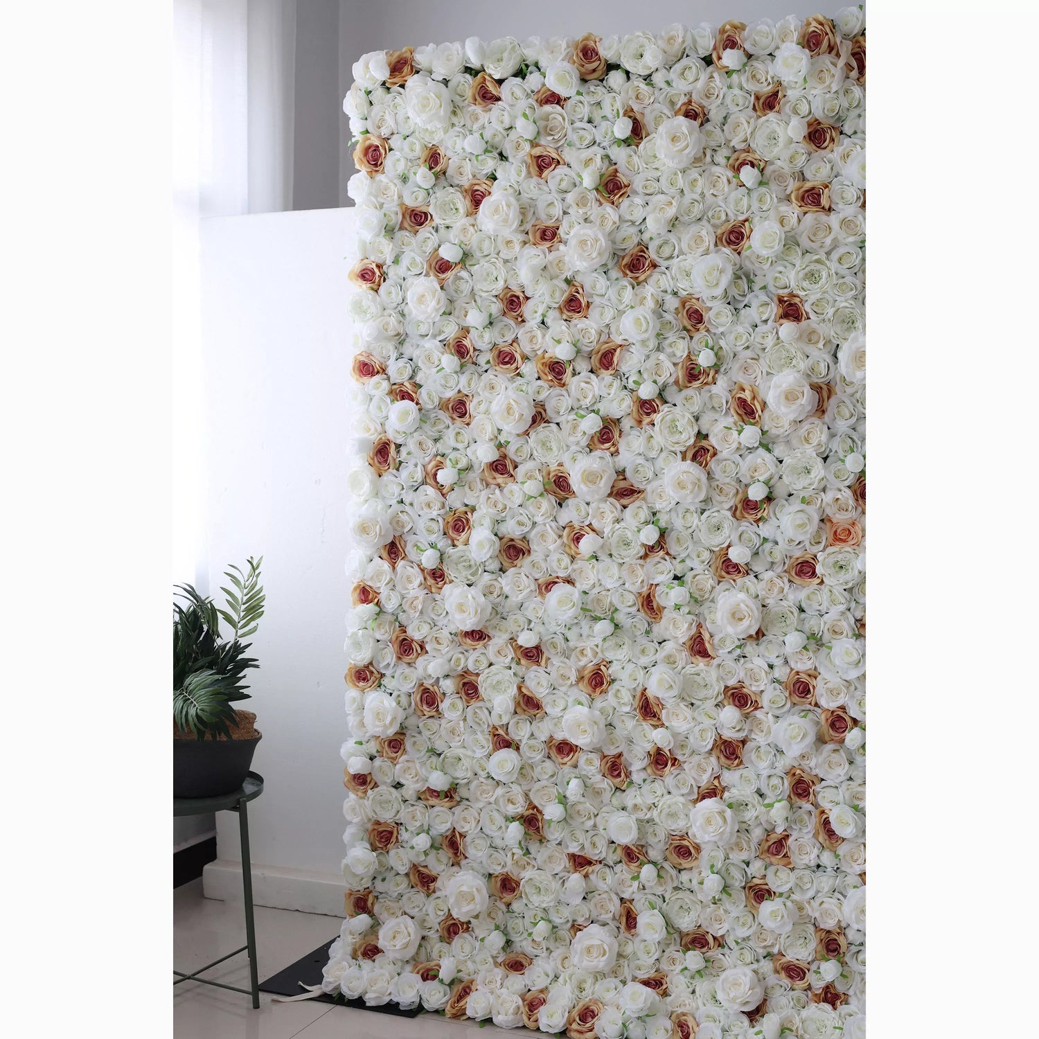 Valar Flowers dévoile : Elysian Meadows - Un mélange majestueux de roses en tissu blanc et pêche clair - Mur floral par excellence pour les mariages, les célébrations et les décors intérieurs sophistiqués - VF-218