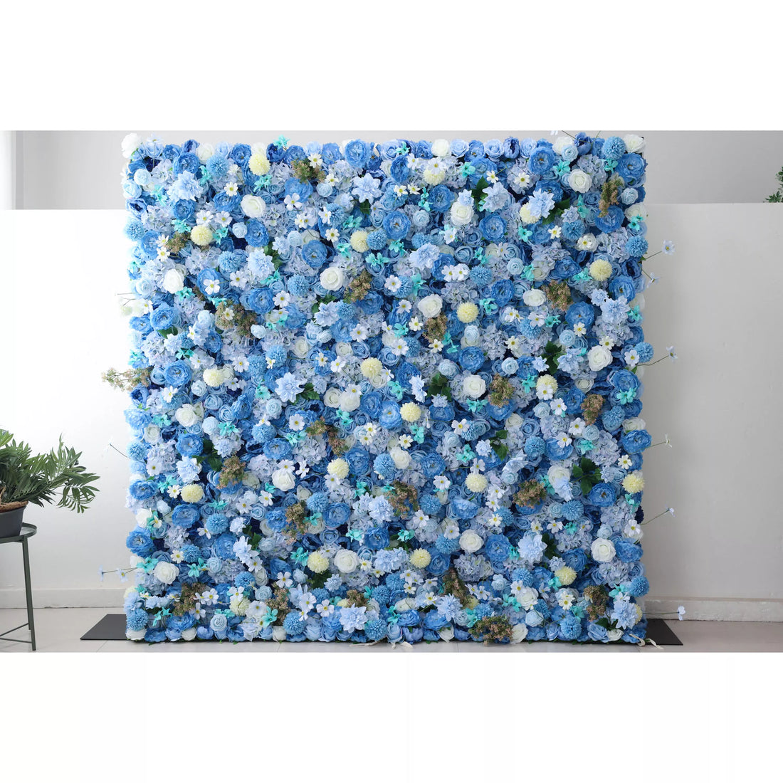 Valar Flowers presenta: Azure Harmony-Una sinfonía serena de flores de tela azul y amarillo pálido-Pared floral ideal para temas náuticos, eventos y Ambiances-VF-219-2 de interiores tranquilos