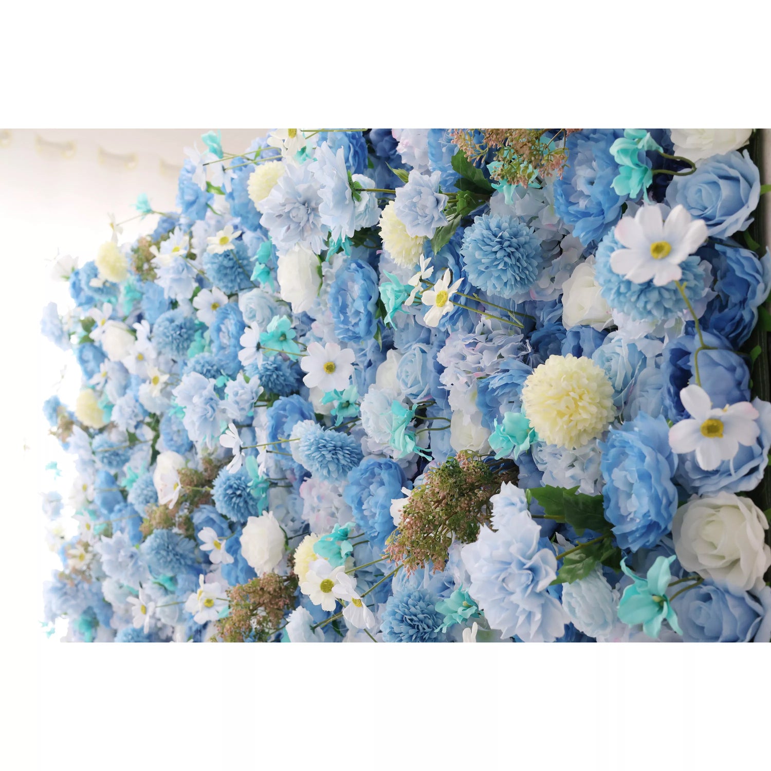 Valar Flowers presenta: Azure Harmony-Una sinfonía serena de flores de tela azul y amarillo pálido-Pared floral ideal para temas náuticos, eventos y Ambiances-VF-219-2 de interiores tranquilos