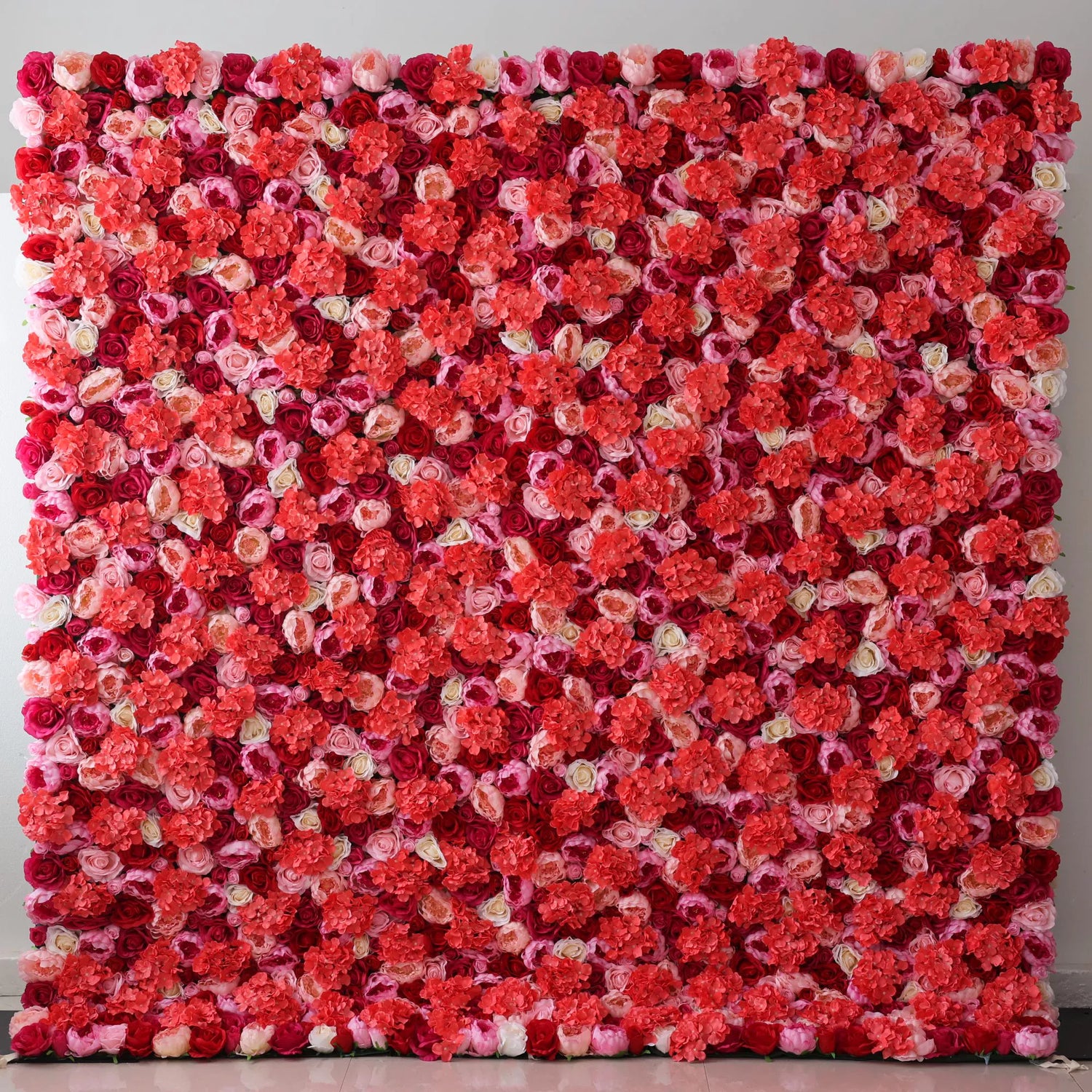 Valar Flowers présente : Crimson Cascade - Une symphonie vibrante de roses en tissu rouge riche et rose subtil - la toile florale par excellence pour les grandes cérémonies, les événements romantiques et la décoration intérieure de luxe-VF-220