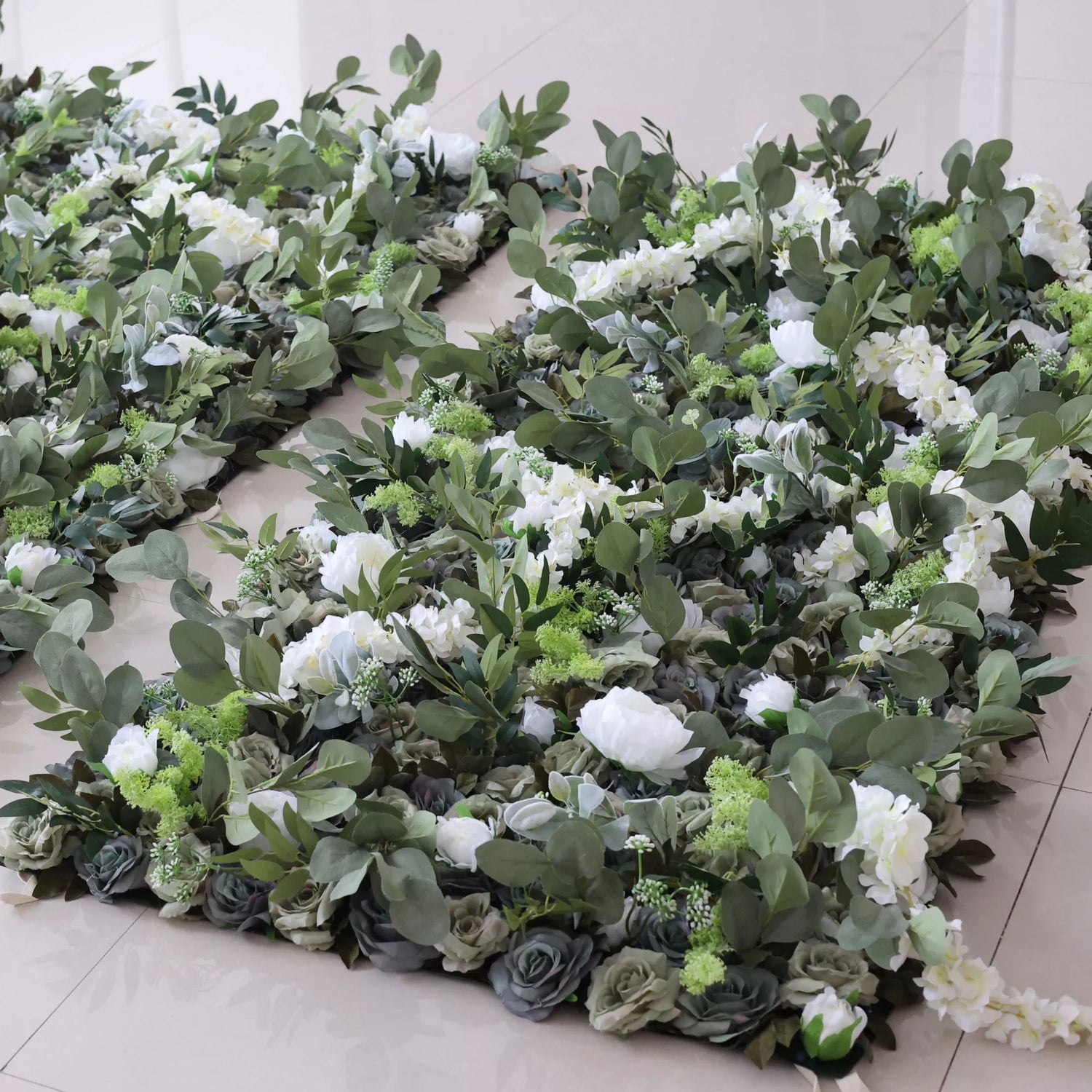 Les fleurs de Valar présente: Elysium verdoyant-Un mélange luxuriant de feuillage vert et de fleurs blanches en cascade-Le mur inspiré par la nature par excellents pour les garden parties, les événements éco-thématiques et les Interiors-VF-222-2 verts