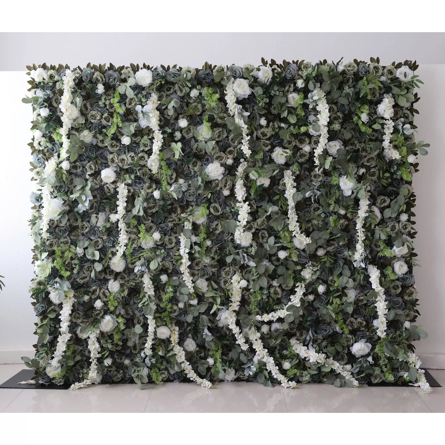 Les fleurs de Valar présente: Elysium verdoyant-Un mélange luxuriant de feuillage vert et de fleurs blanches en cascade-Le mur inspiré par la nature par excellents pour les garden parties, les événements éco-thématiques et les Interiors-VF-222-2 verts