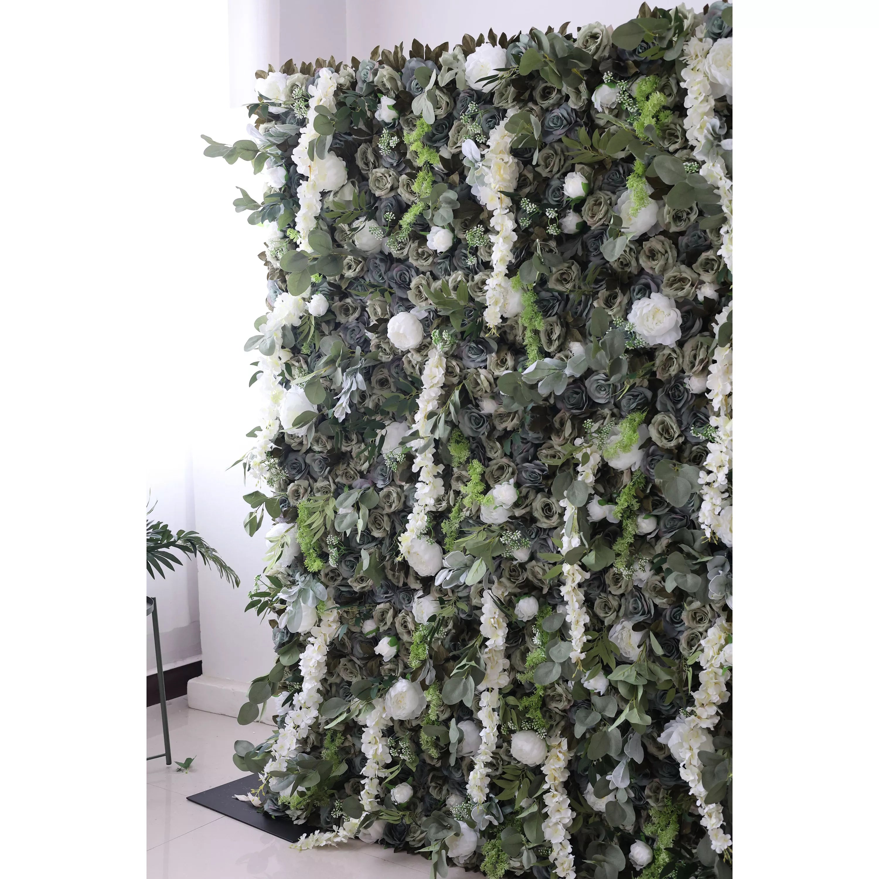 Les fleurs de Valar présente: Elysium verdoyant-Un mélange luxuriant de feuillage vert et de fleurs blanches en cascade-Le mur inspiré par la nature par excellents pour les garden parties, les événements éco-thématiques et les Interiors-VF-222-2 verts