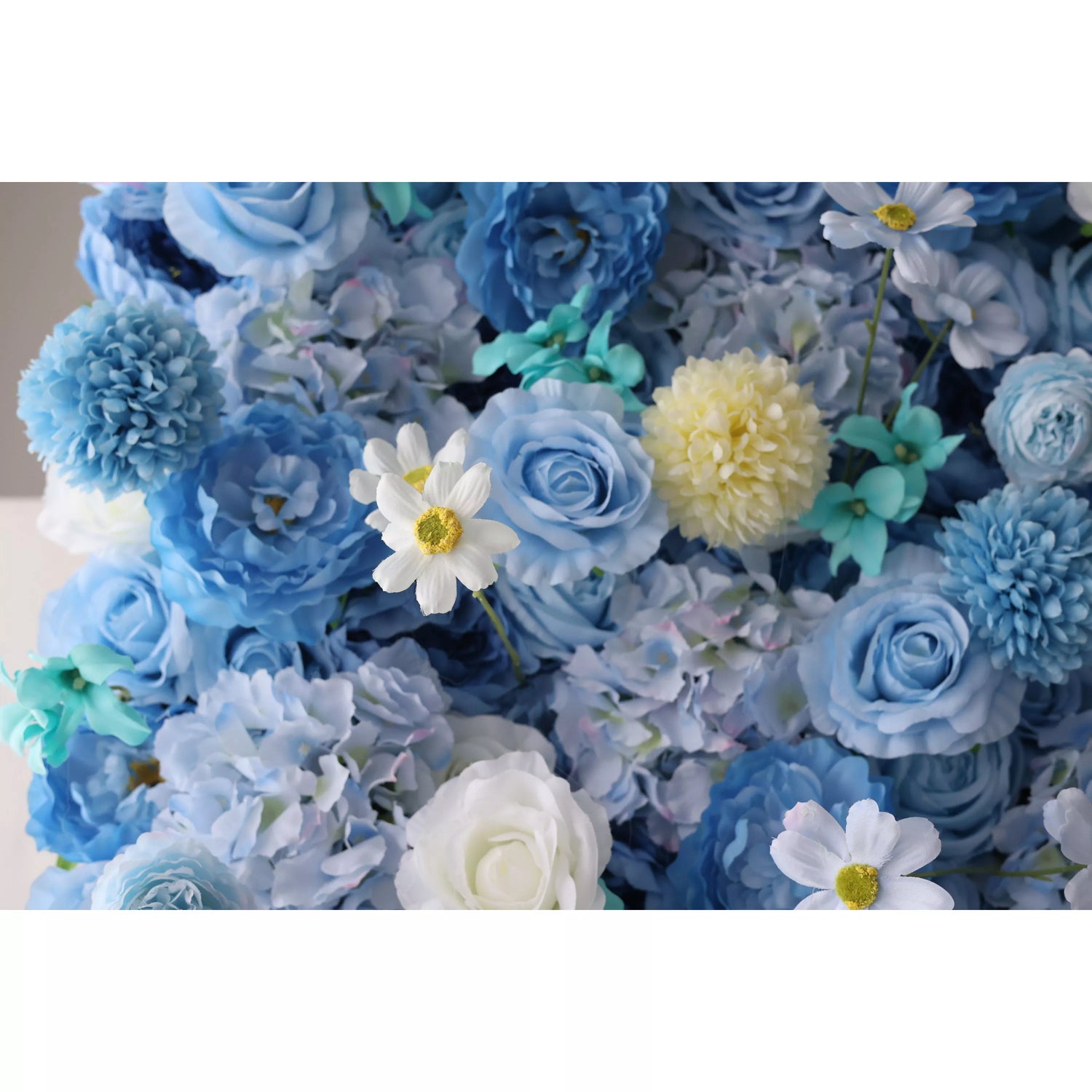 Valar Flowers Showcases: Cerulean Dreamscape – Uma tela exuberante de azul rico e flores de tecido branco cremoso – Premier Floral Wall for Seaside Events, Gatherings &amp; Coastal-Inspired Interiors-VF-219-3