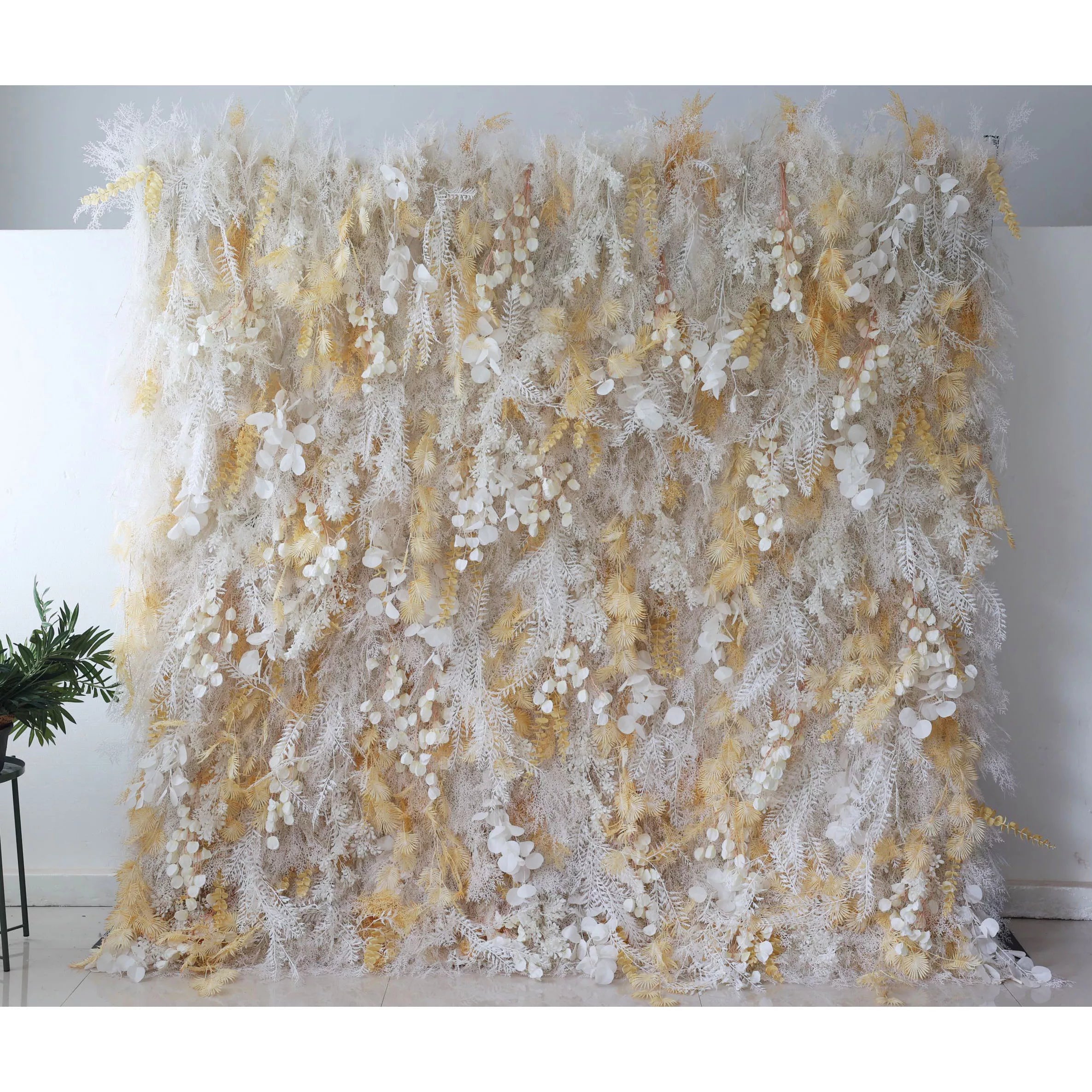 Valar Flowers präsentiert: Golden Gossamer Dreams – Eine leuchtende Blumenwand aus künstlichem Stoff, die mit vergoldeten Blütenblättern verflochten ist-VF-208-3