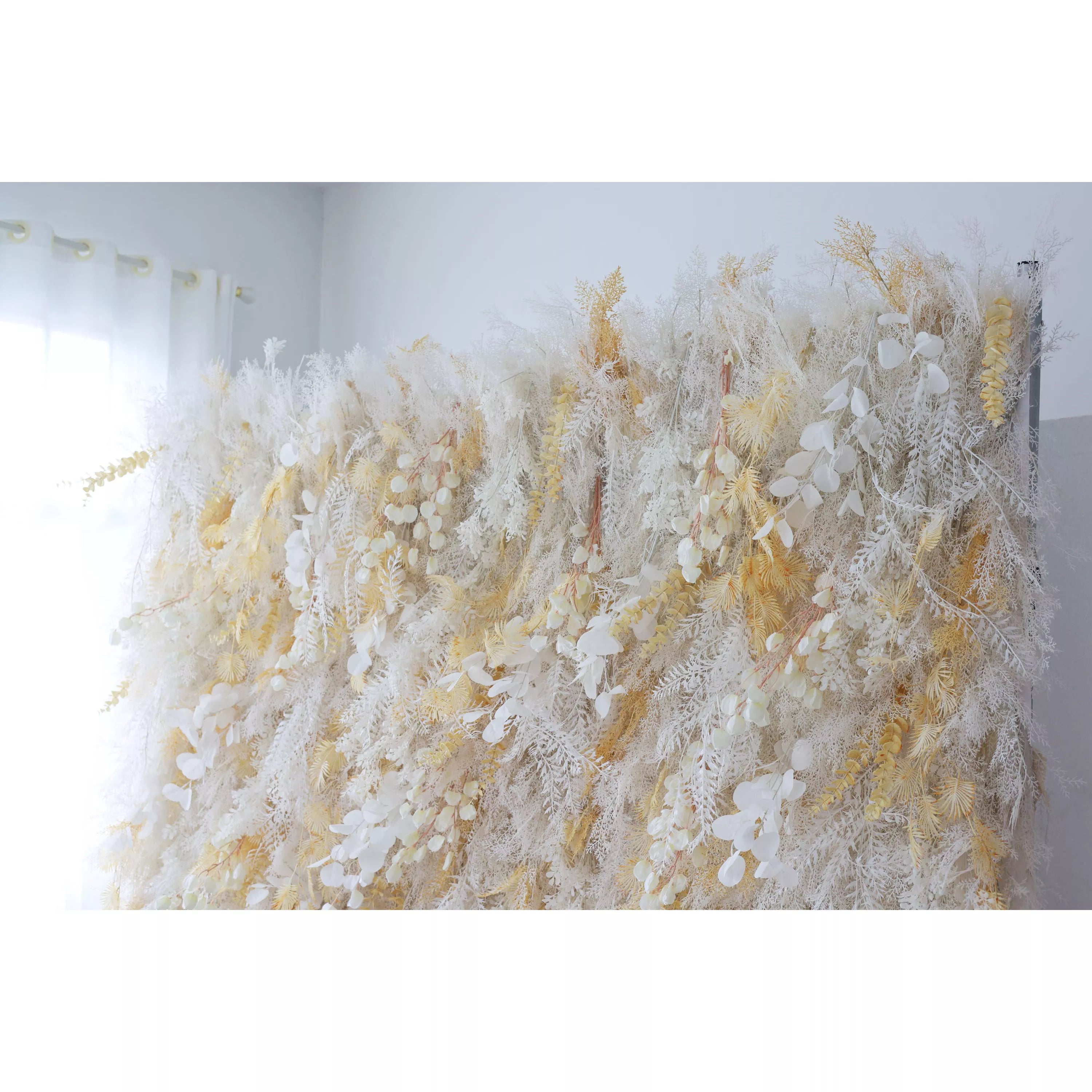 Valar Flowers präsentiert: Golden Gossamer Dreams – Eine leuchtende Blumenwand aus künstlichem Stoff, die mit vergoldeten Blütenblättern verflochten ist-VF-208-3