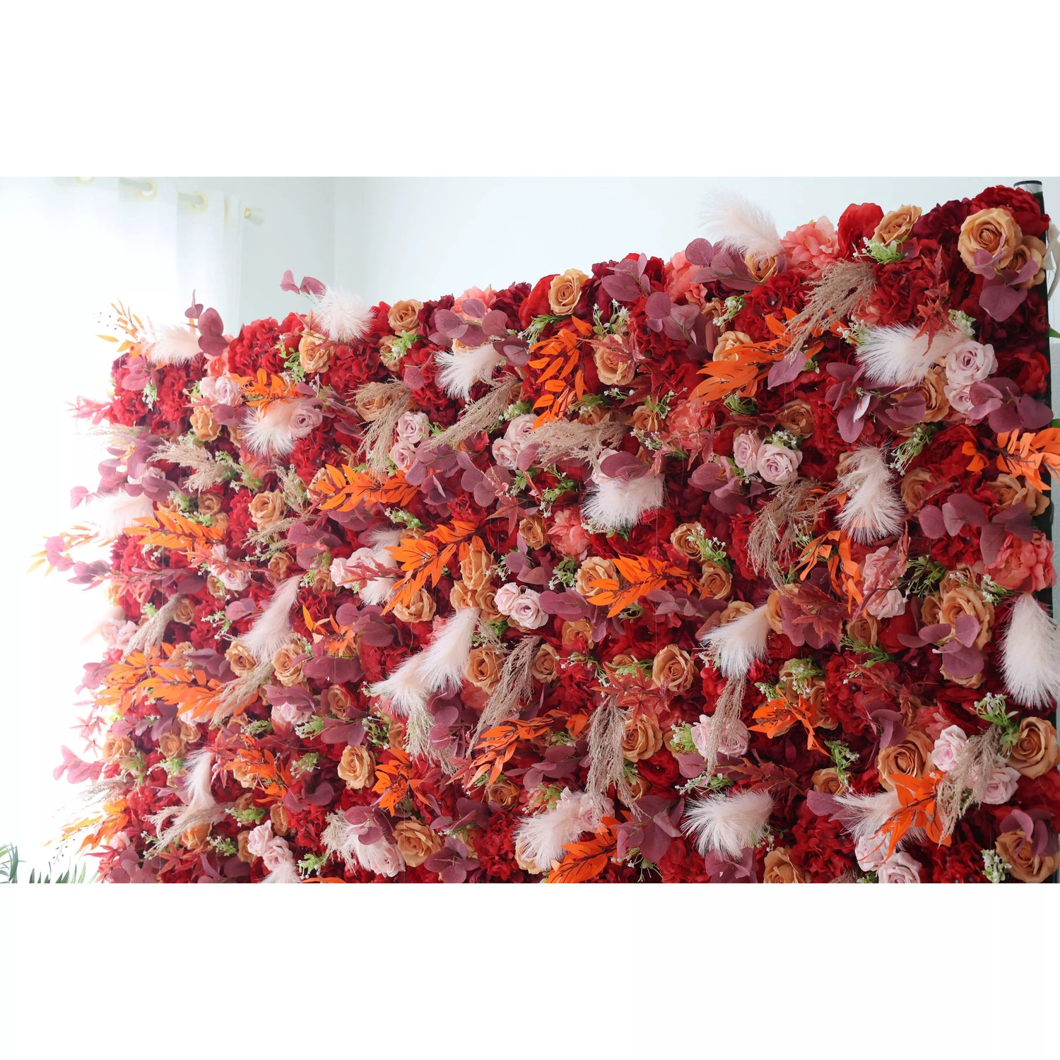 Fondo floral artificial de la pared de ValarFlowers: Florals ardientes-paleta de la pasión y Fantasy-VF-251 de las plumas