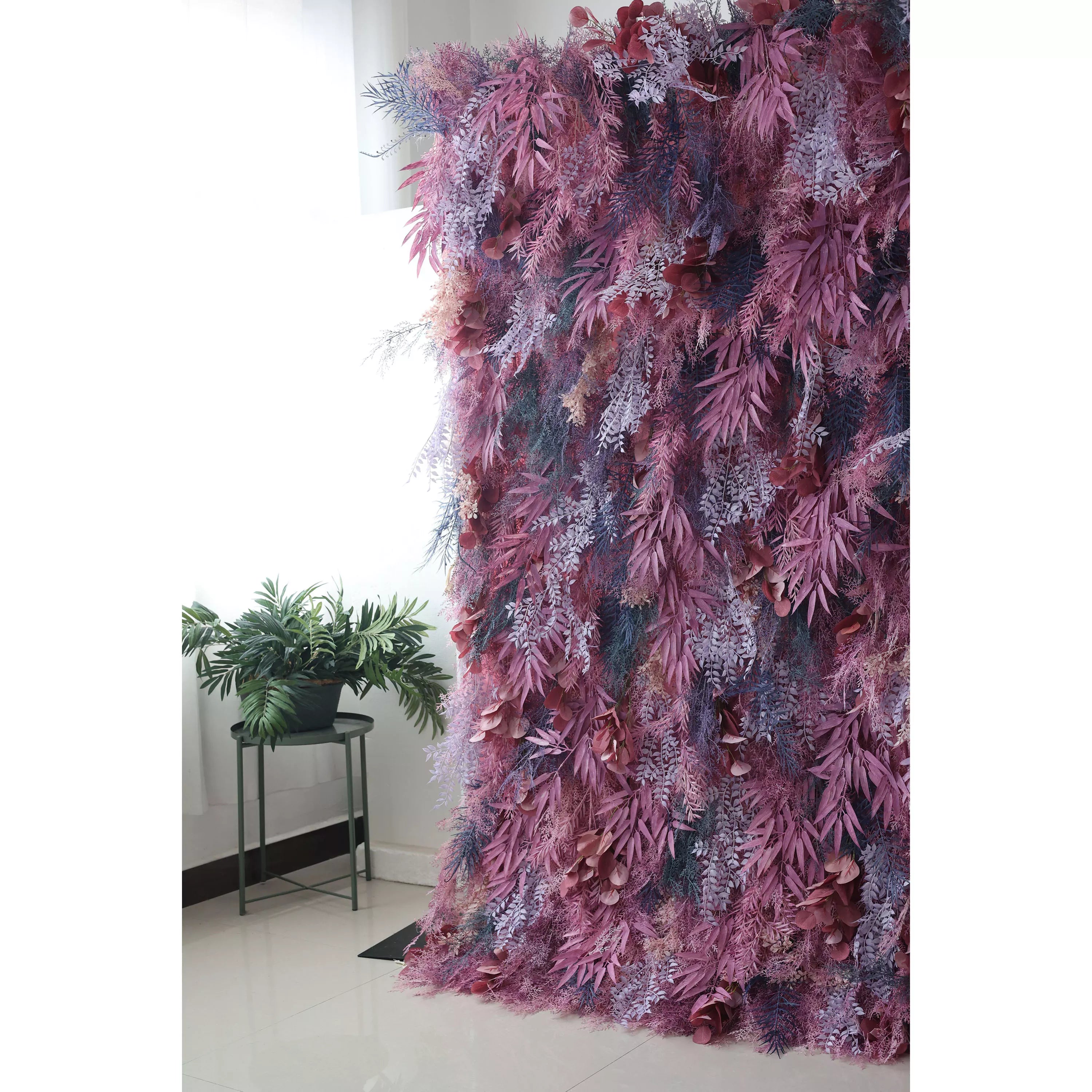 Valar Flowers Künstlicher Farn Wall Hintergrund: Mystisches Laub-Eine Verzauberung von Pflaume und Lavender-VF-255