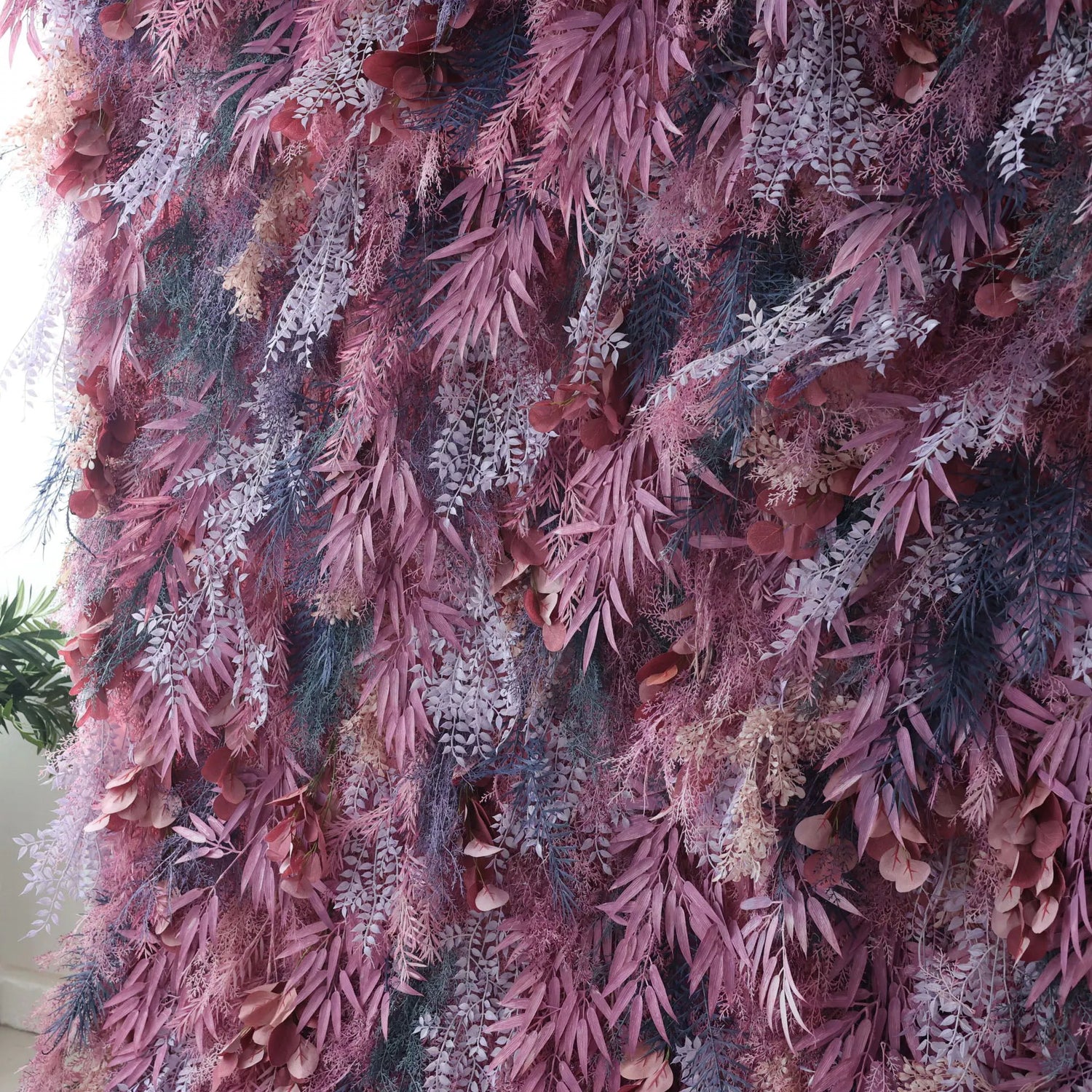 Valar Flowers Künstlicher Farn Wall Hintergrund: Mystisches Laub-Eine Verzauberung von Pflaume und Lavender-VF-255