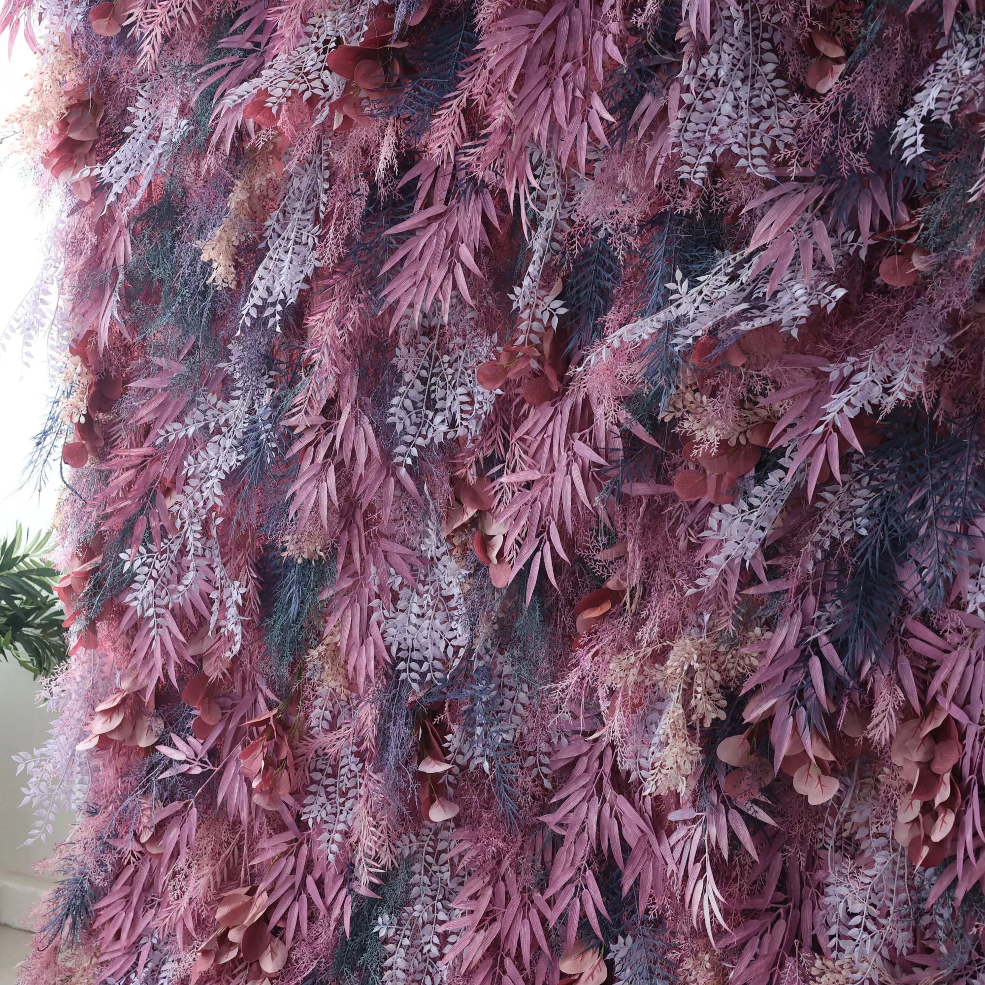 ValarFlowers Artificial Fern Wall Backdrop: Folhagem Mística - Um Encantamento de Ameixa e Lavanda-VF-255