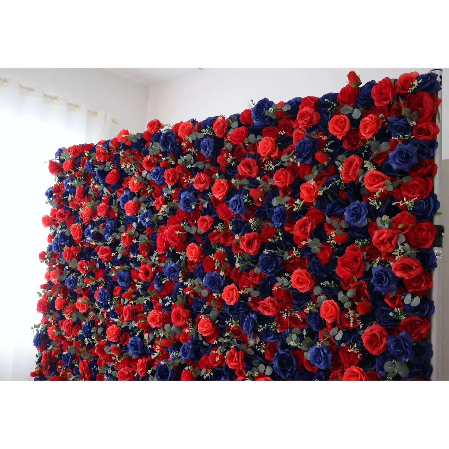 ValarFlowers artificiel Floral mur toile de fond : Royal Romance : un Mélange de bleu nuit et rouge resplendissant-VF-291