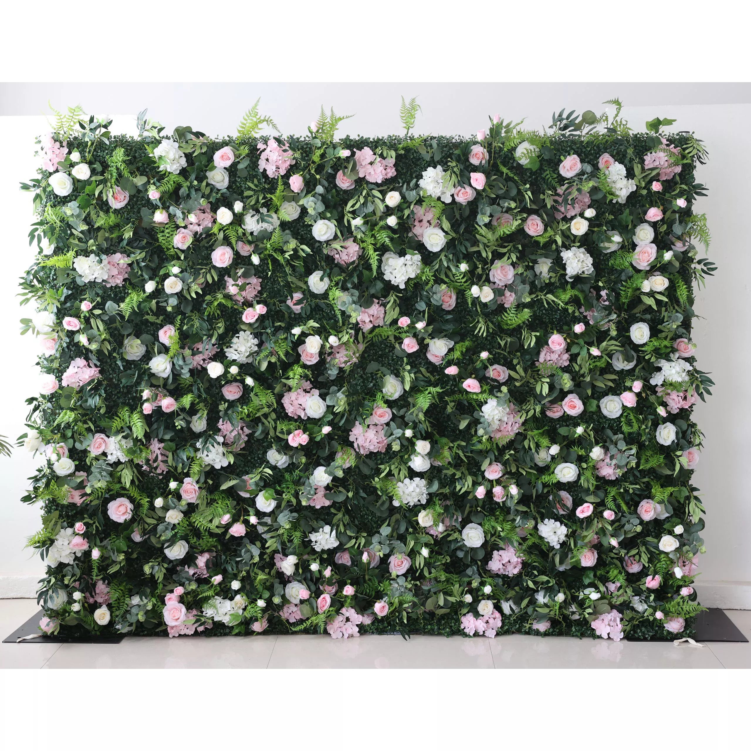 Enchantement éthéré : le feuillage verdoyant dense rencontre les fleurs pastel - un mur botanique idyllique pour des décors fantaisistes et élégants-VF-205-2