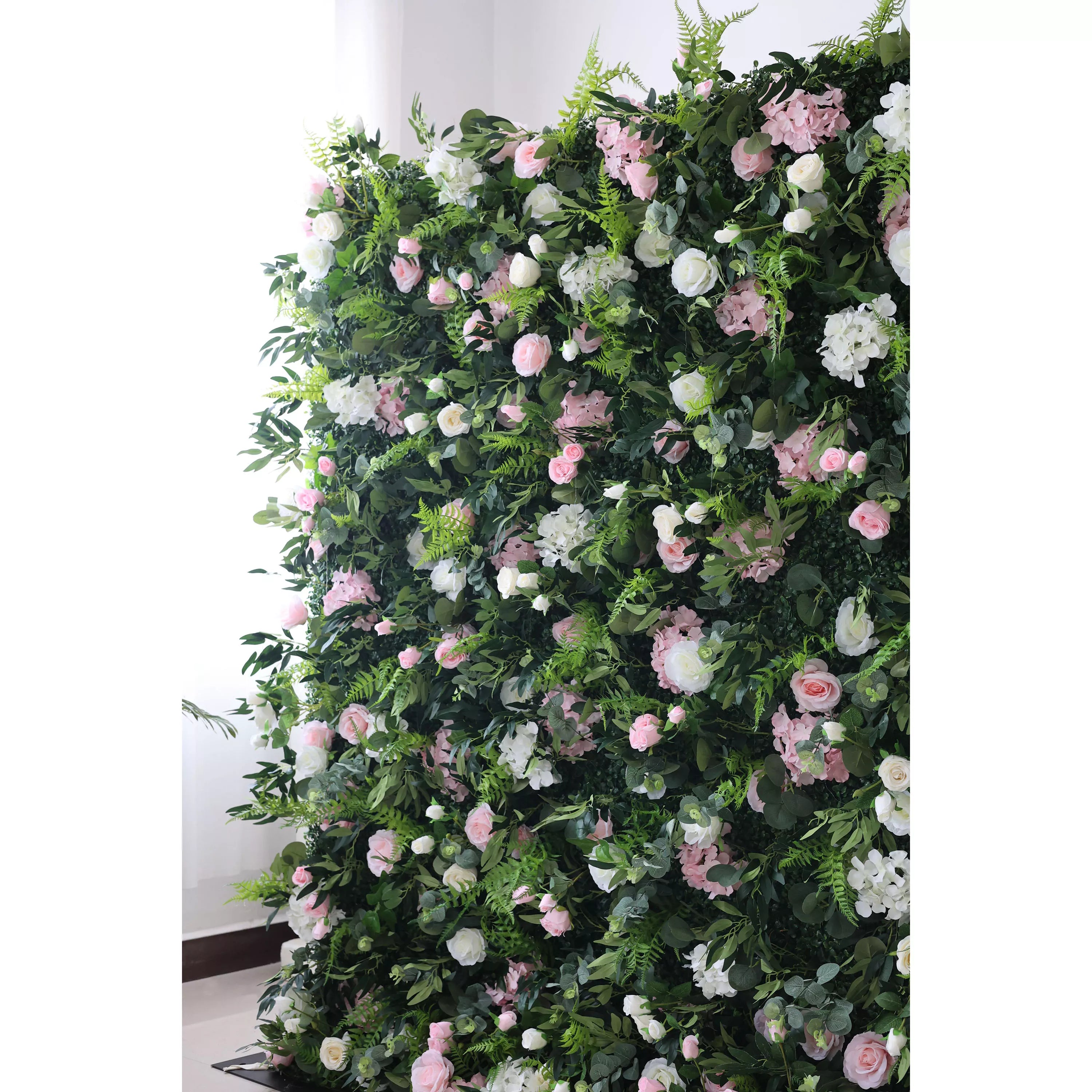 Enchantement éthéré : le feuillage verdoyant dense rencontre les fleurs pastel - un mur botanique idyllique pour des décors fantaisistes et élégants-VF-205-2