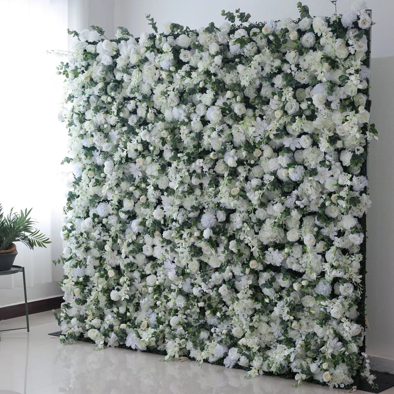 Mur floral blanc éthéré de fleurs Valar avec des accents vert tendre : parfait pour les événements et les célébrations élégants-VF-201