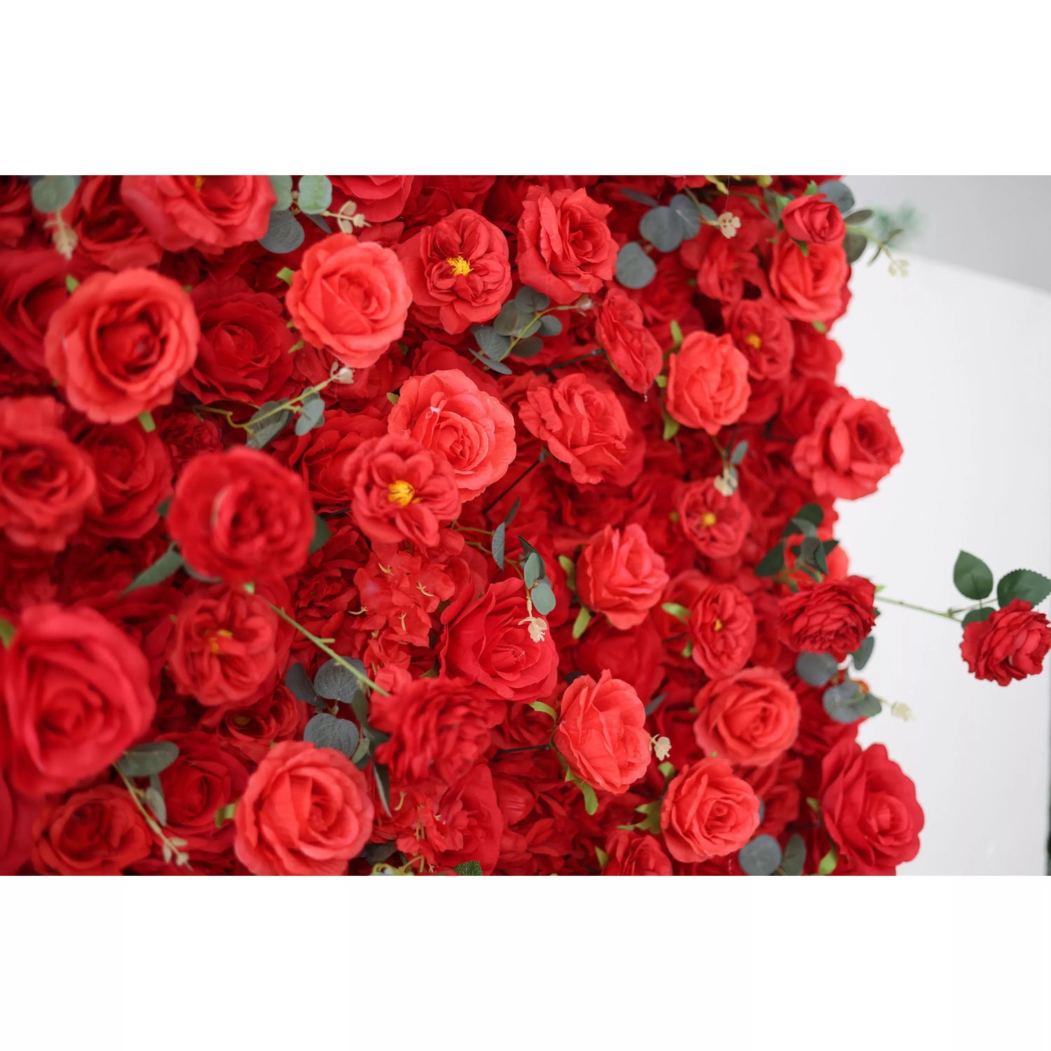 ValarFlowers Toile de fond murale florale artificielle : L’enlèvement de la Rose rouge - Passion personnifiée-VF-279