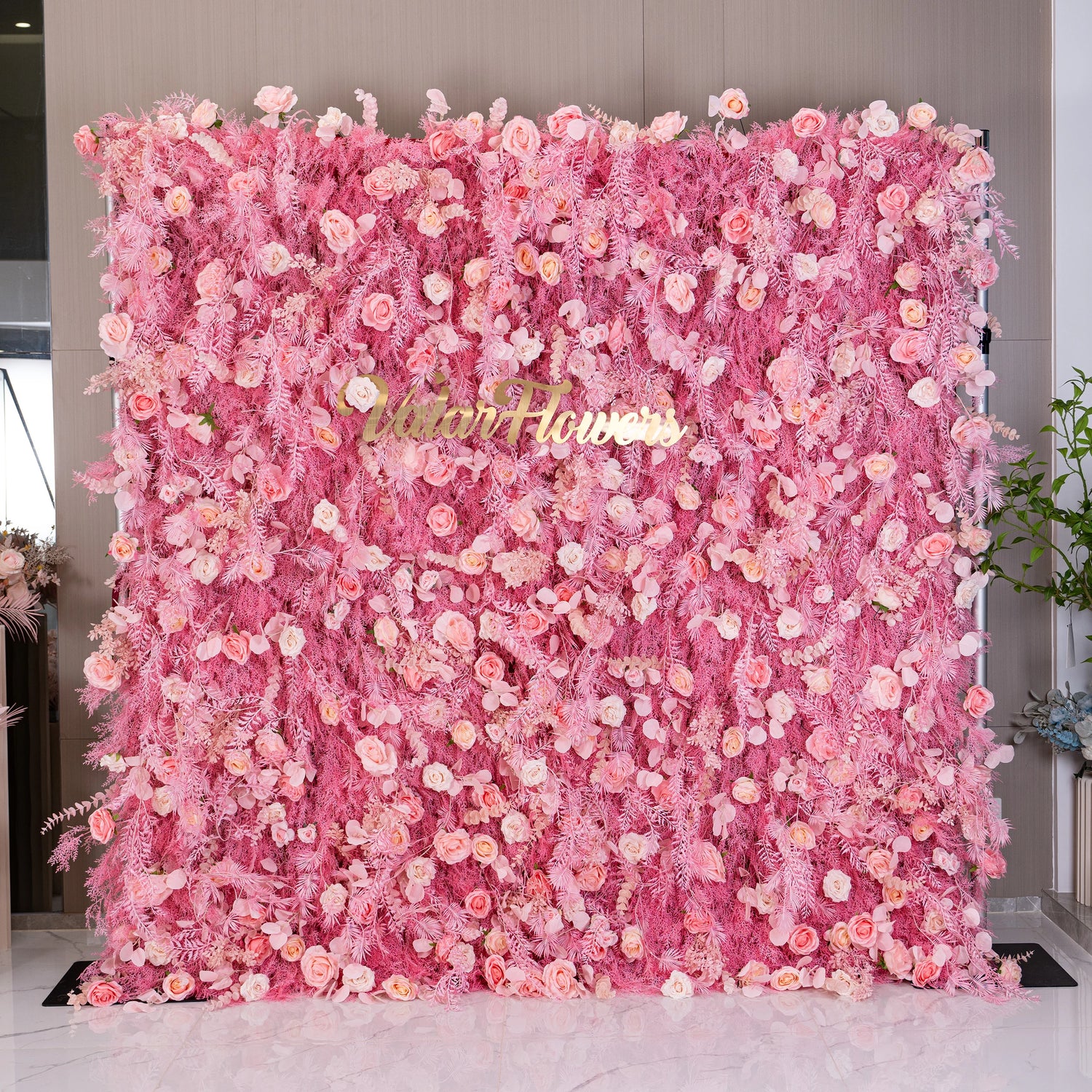 Pared de flor rosa ruborosa con acentos de helecho esmerilado: el romance se encuentra con la fantasía de un Celebrations-VF-202-3 sofisticado