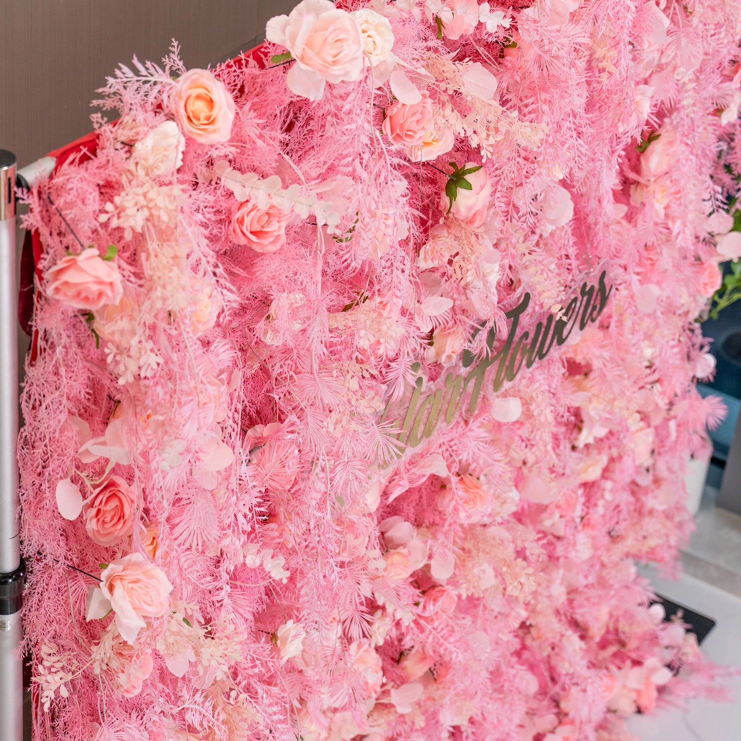 Pared de flor rosa ruborosa con acentos de helecho esmerilado: el romance se encuentra con la fantasía de un Celebrations-VF-202-3 sofisticado