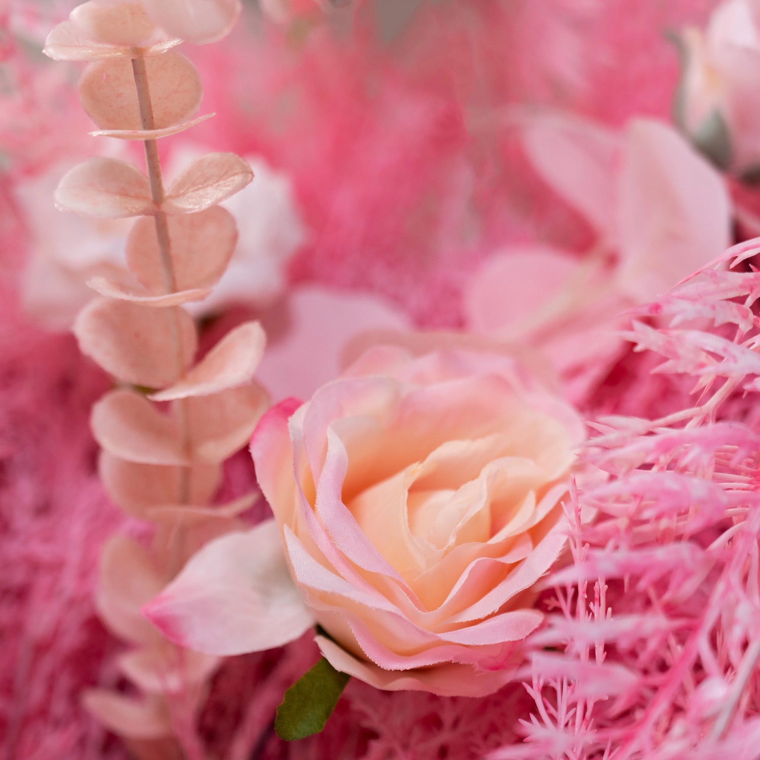 Pared de flor rosa ruborosa con acentos de helecho esmerilado: el romance se encuentra con la fantasía de un Celebrations-VF-202-3 sofisticado