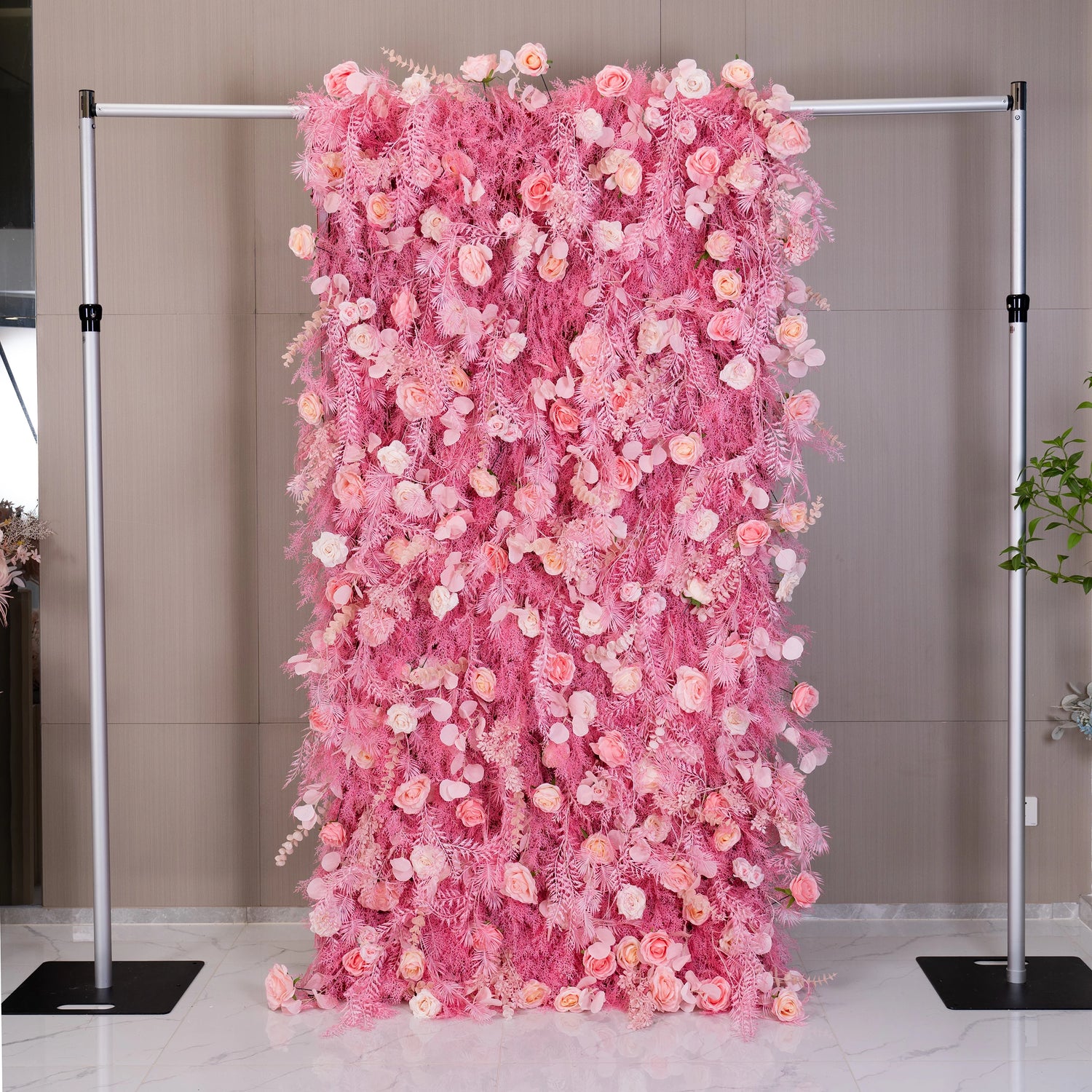 Pared de flor rosa ruborosa con acentos de helecho esmerilado: el romance se encuentra con la fantasía de un Celebrations-VF-202-3 sofisticado