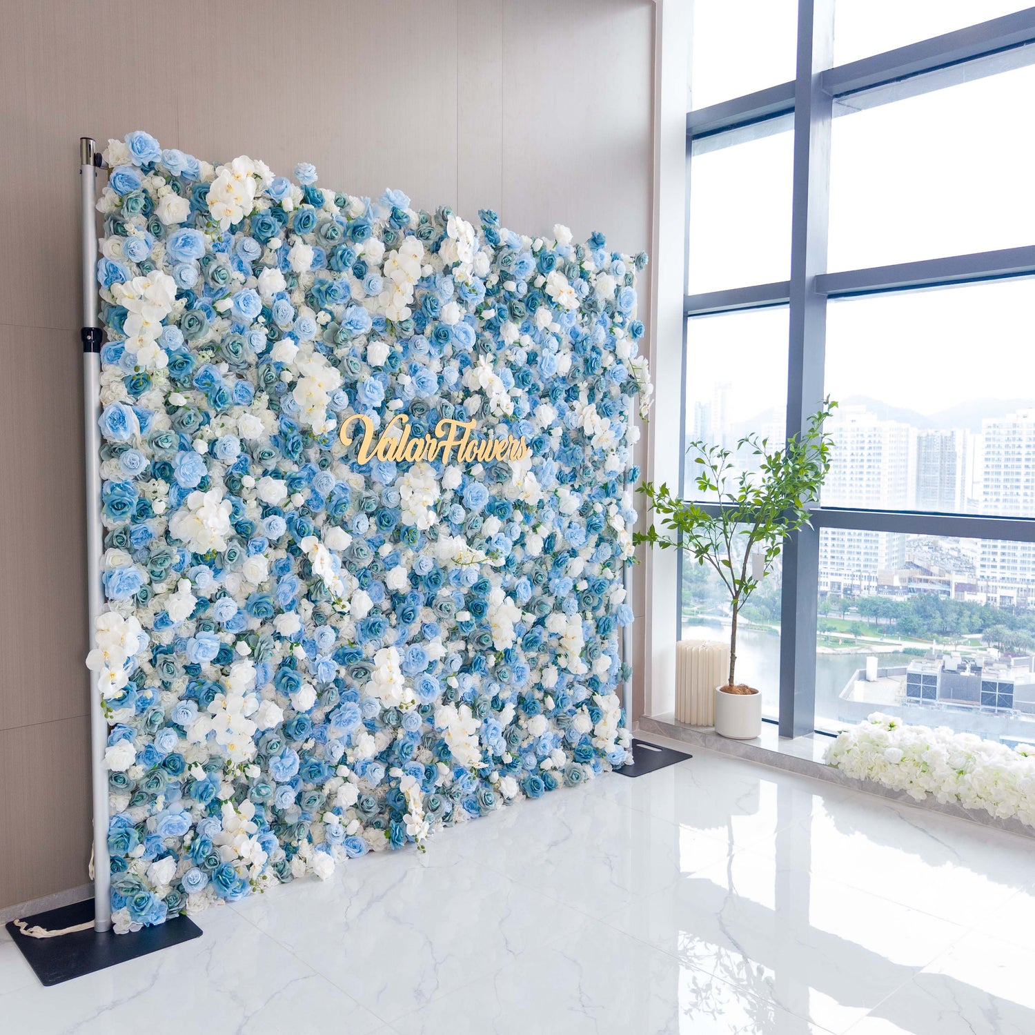 Add a touch of elegance and charm to your event with this beautiful artificial flower wall backdrop. Designed to captivate and impress, this backdrop features a stunning blend of blue and white roses, making it perfect for creating a sophisticated and serene ambiance. The combination of these cool tones brings a refreshing and calming effect, ideal for any celebration.